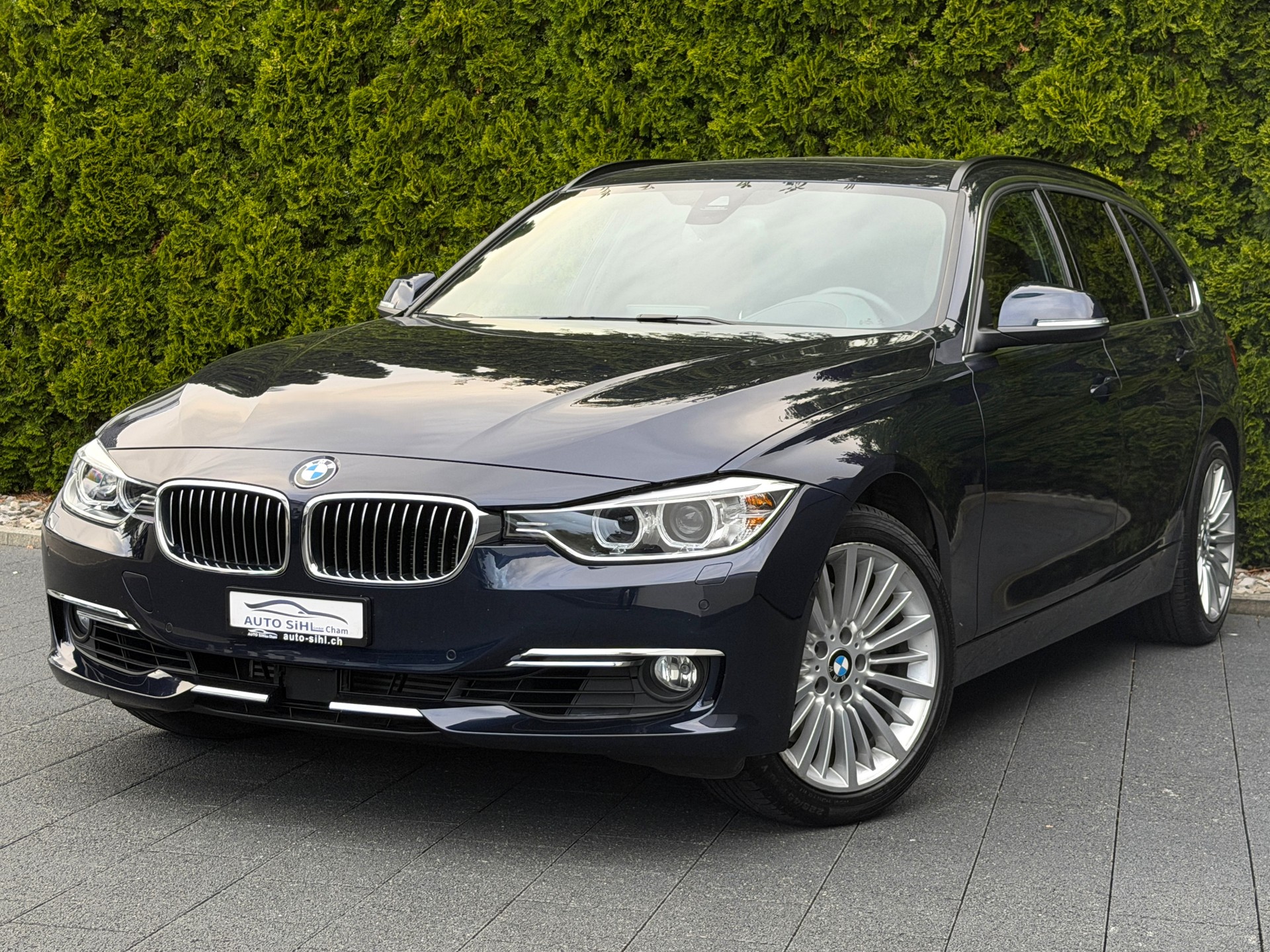 BMW 335i xDrive Touring Luxury Line Steptronic / CH-Fahrzeug-showroom-element-1