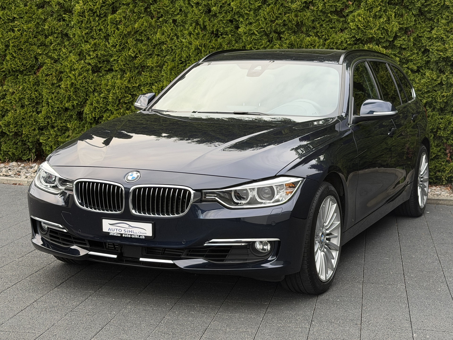BMW 335i xDrive Touring Luxury Line Steptronic / CH-Fahrzeug