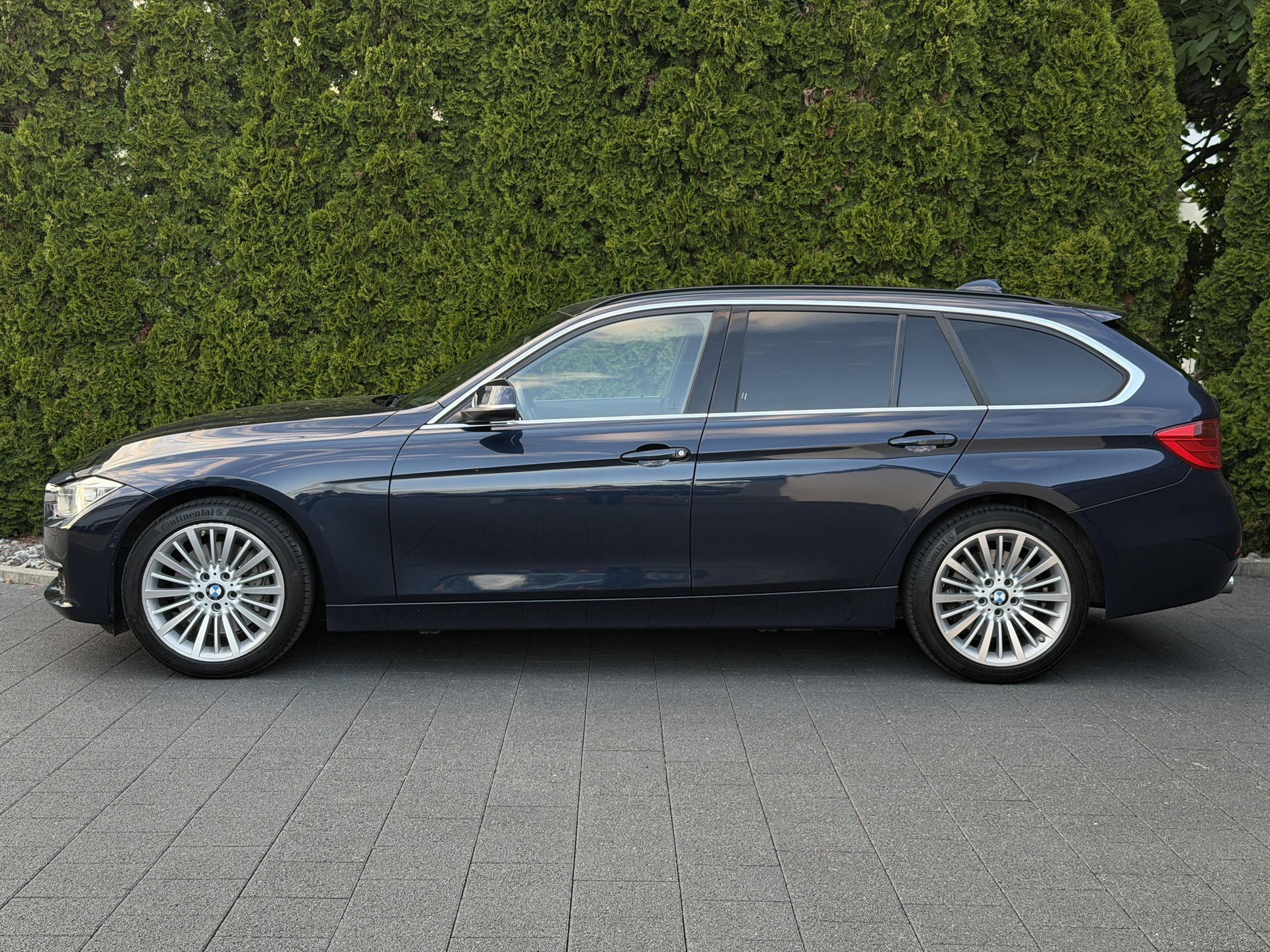 BMW 335i xDrive Touring Luxury Line Steptronic / CH-Fahrzeug-image-6