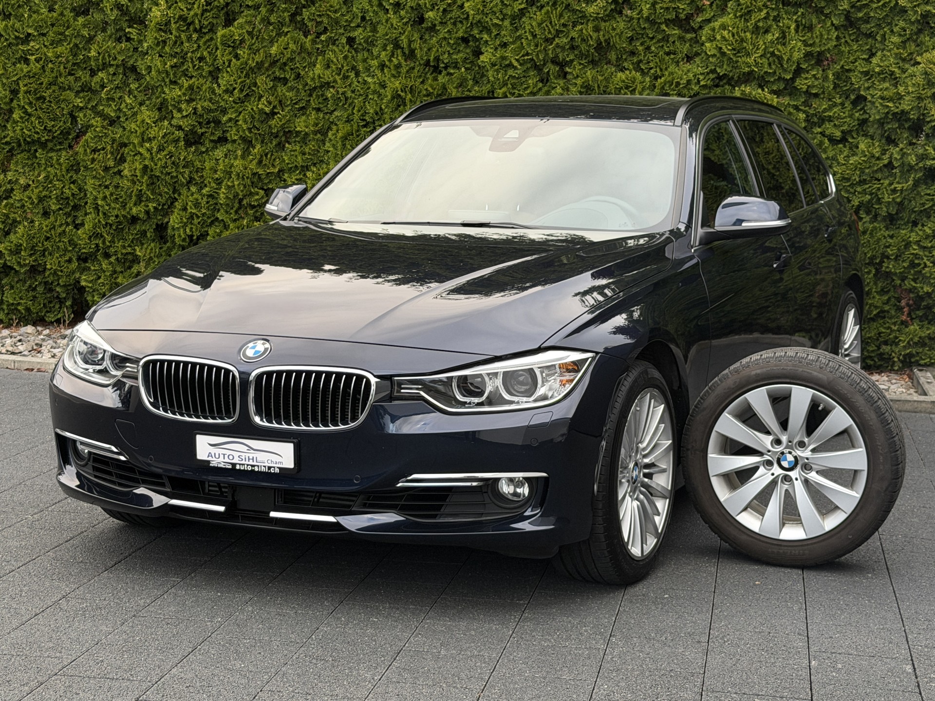 BMW 335i xDrive Touring Luxury Line Steptronic / CH-Fahrzeug-showroom-element-2