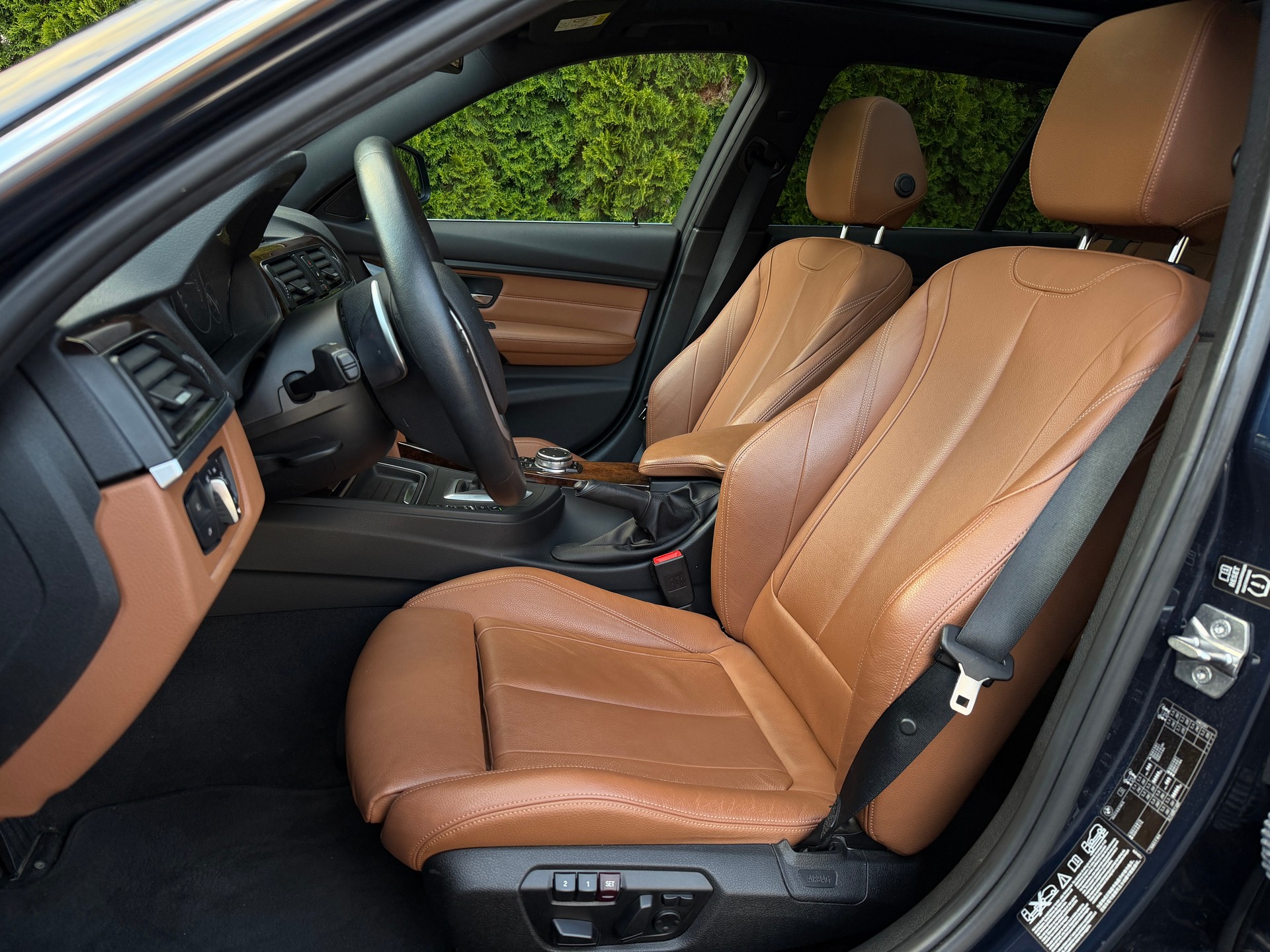 BMW 335i xDrive Touring Luxury Line Steptronic / CH-Fahrzeug-image-24