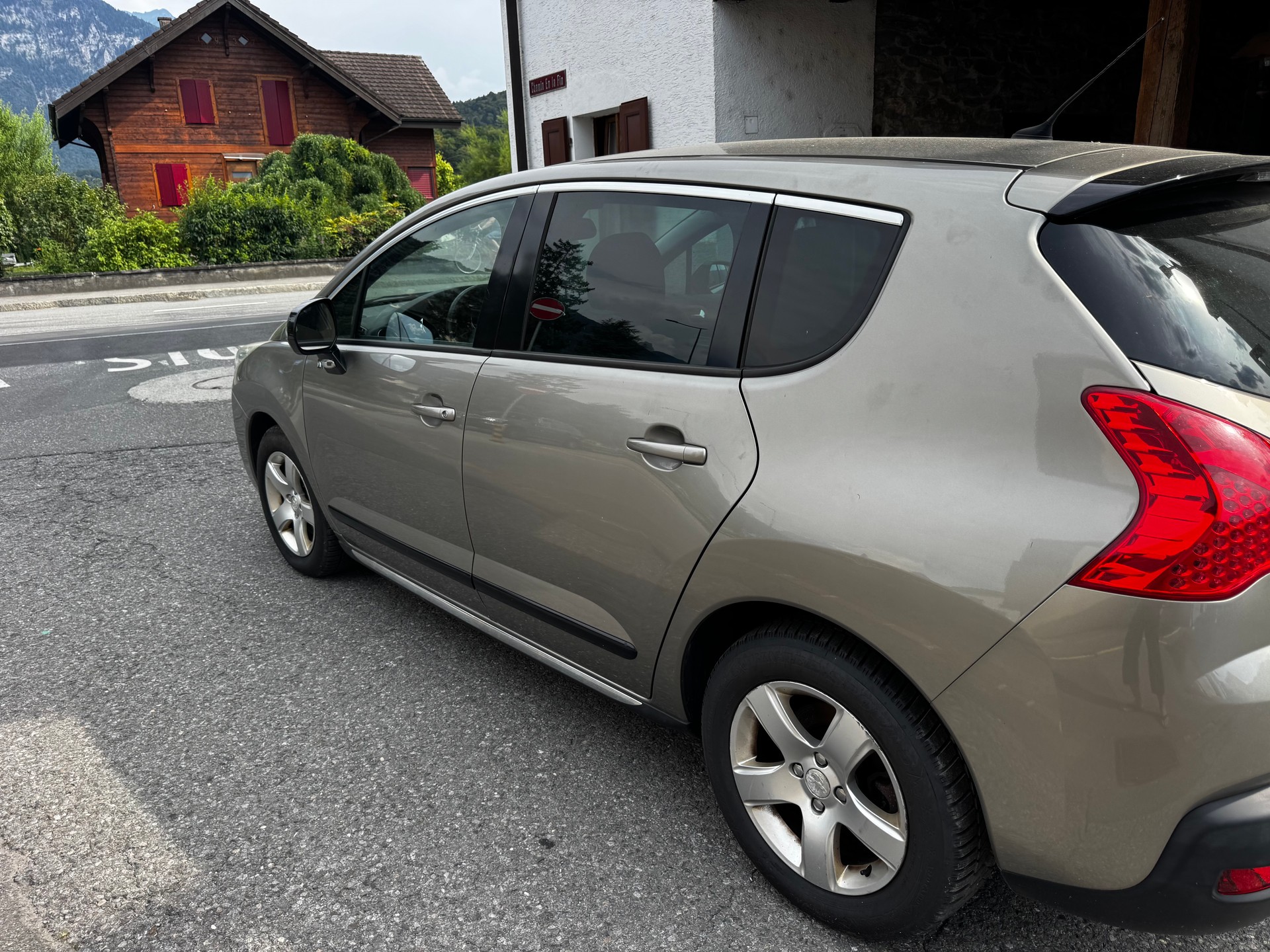 PEUGEOT 3008 HYbrid4 2.0 HDI EGS6-image-3