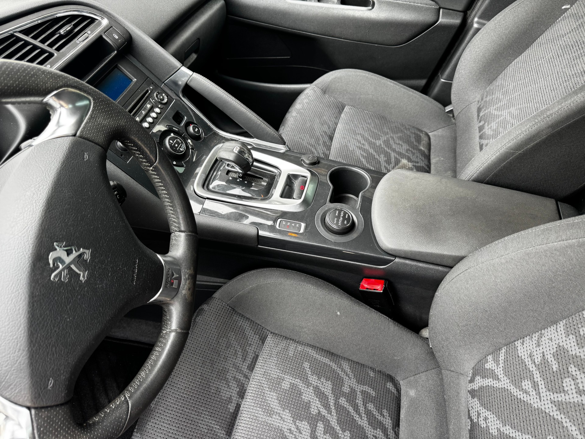 PEUGEOT 3008 HYbrid4 2.0 HDI EGS6-image-11