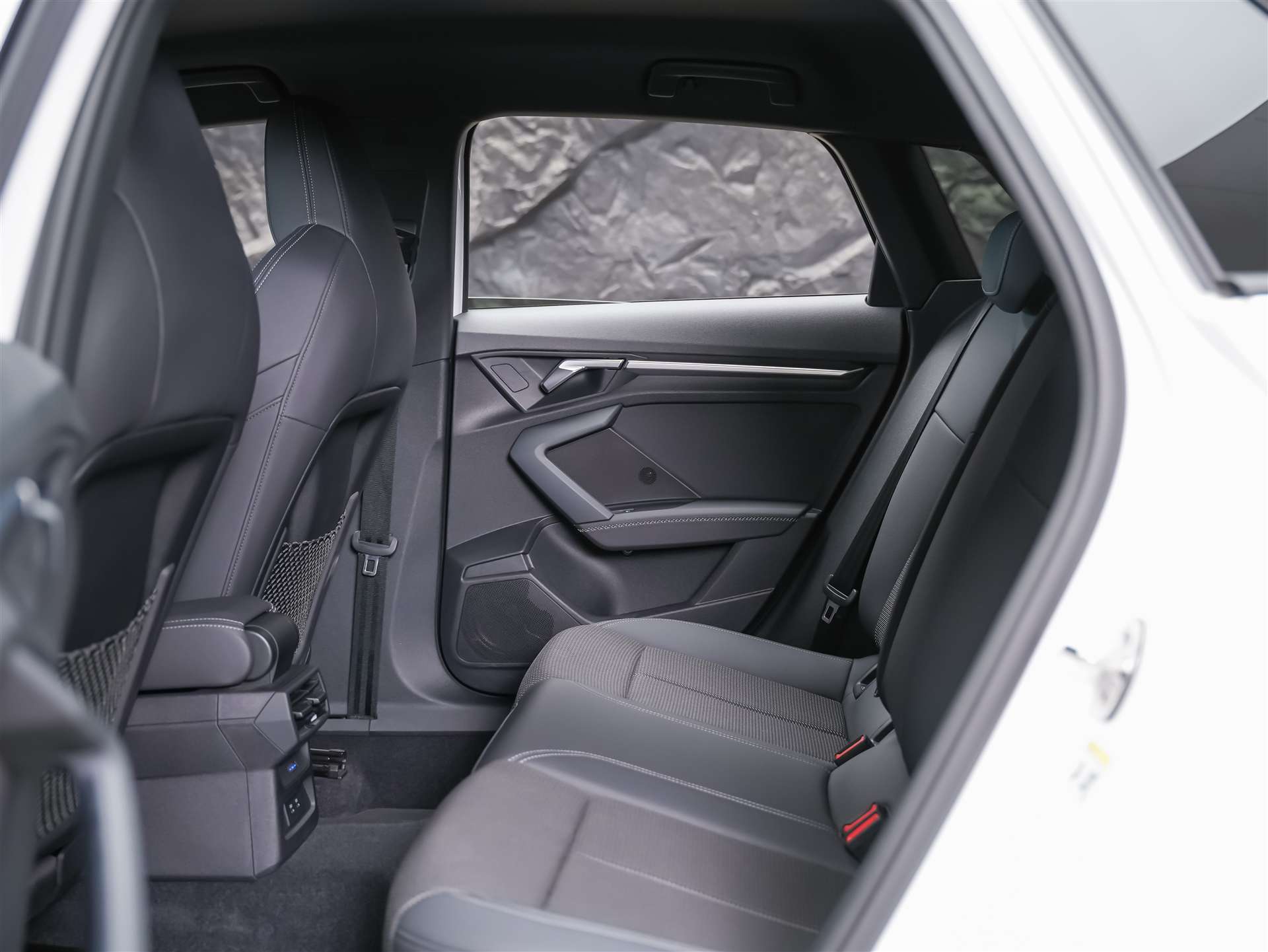 AUDI S3 Sportback 2.0 TFSI quattro S-tronic *19" Felgen*Abstandsregler*Sitzheizung*-image-13