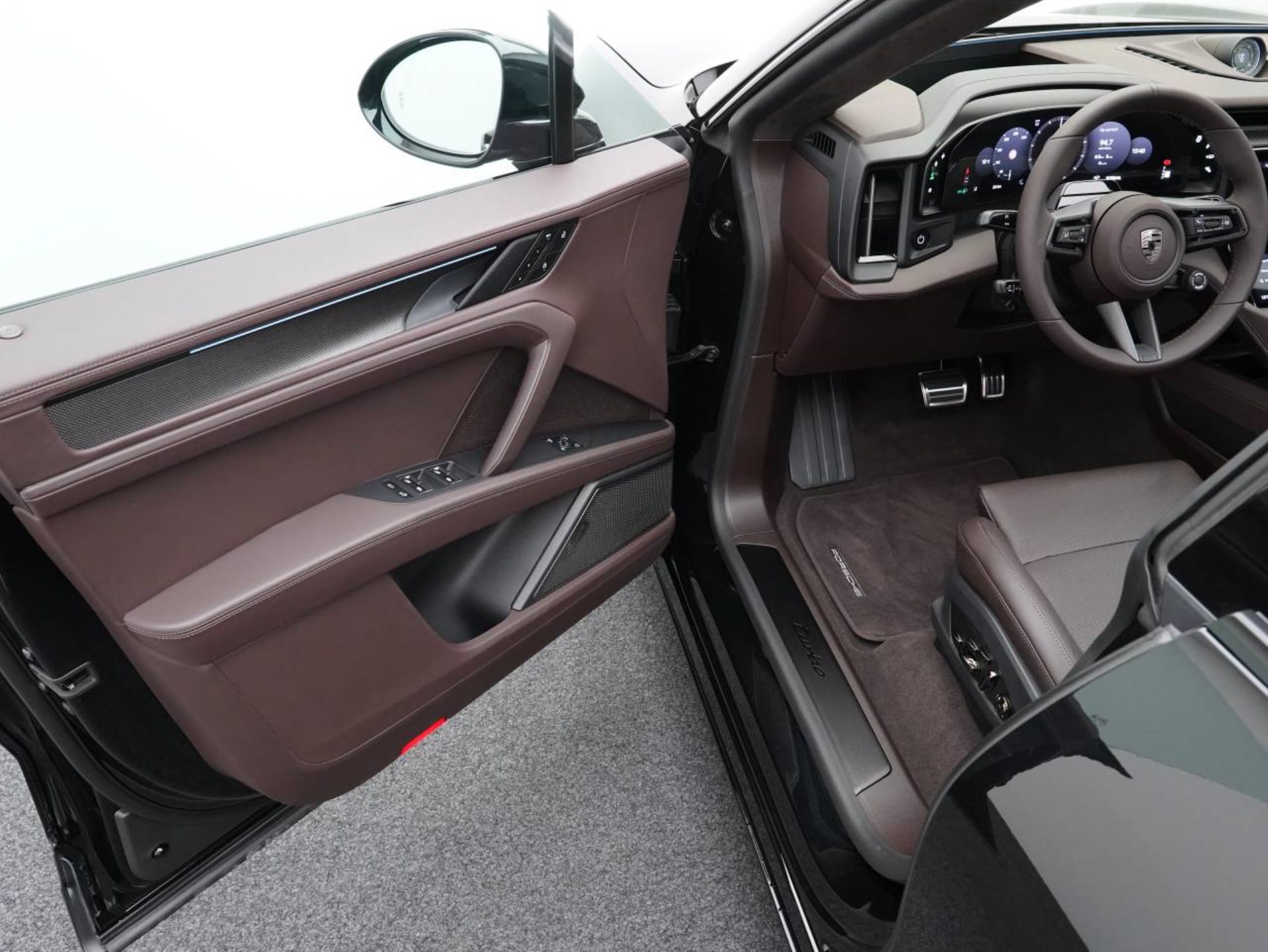 PORSCHE Cayenne Turbo Electric-showroom-element-3