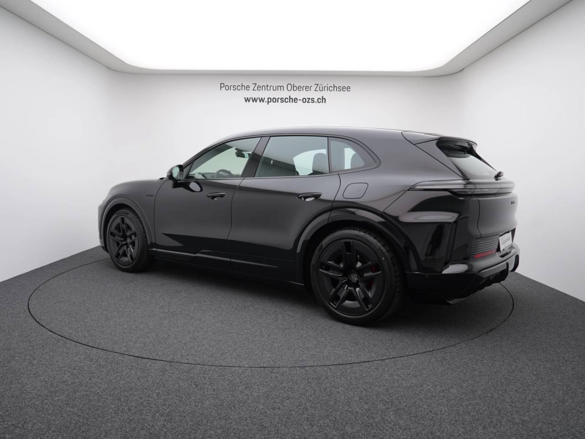 PORSCHE Cayenne Turbo Electric-showroom-element-2