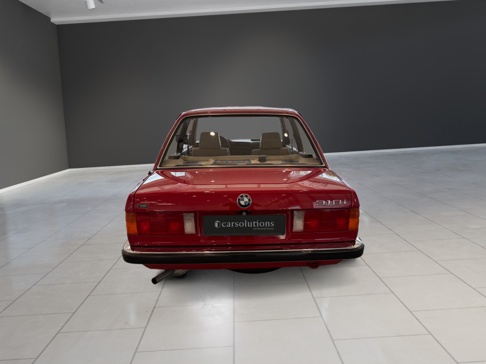 BMW 318i-showroom-element-2