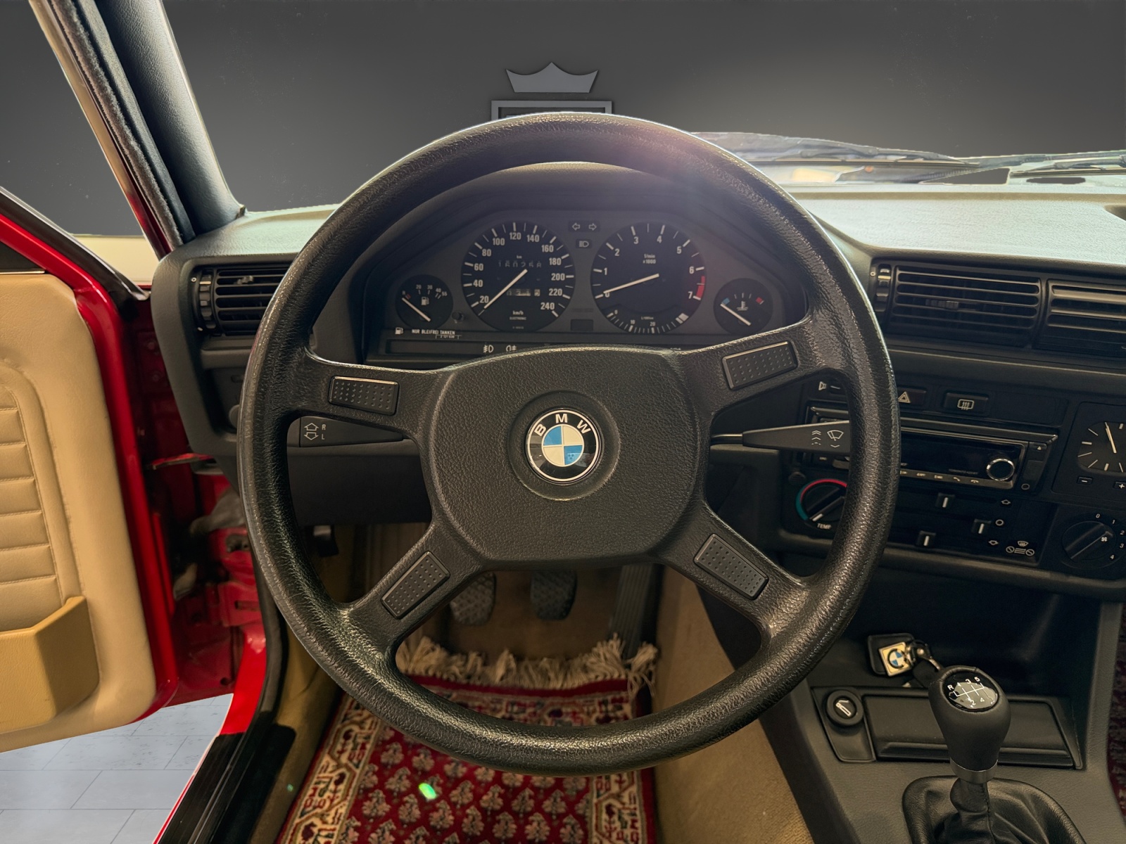 BMW 318i-image-11