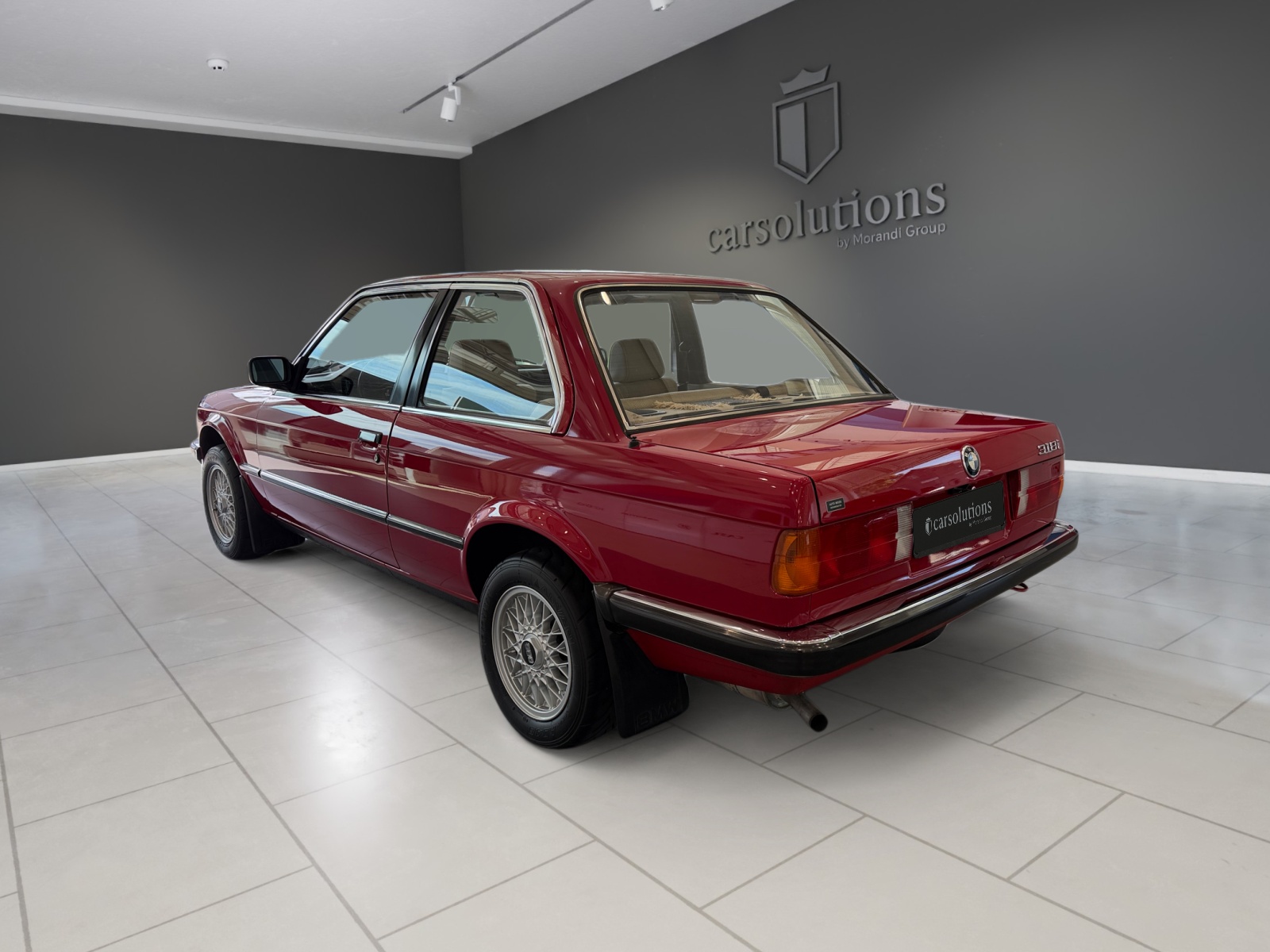 BMW 318i-showroom-element-1