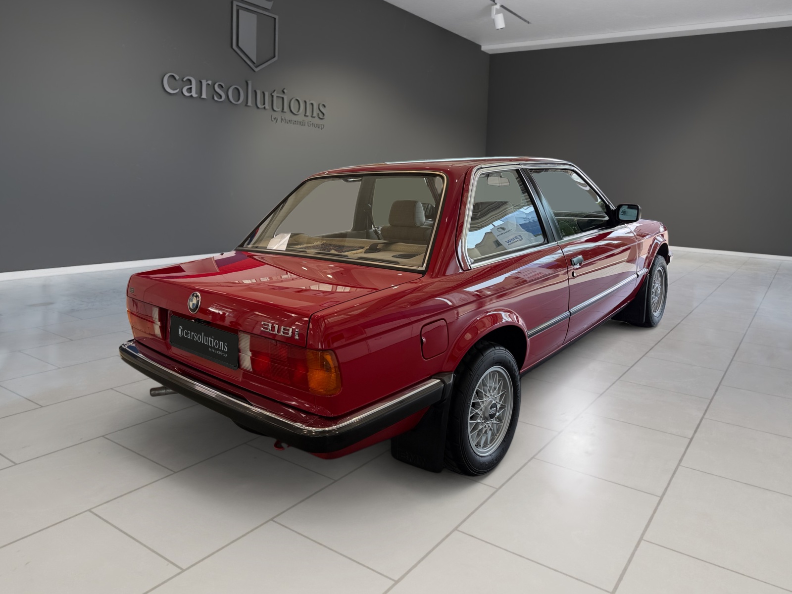 BMW 318i-showroom-element-3