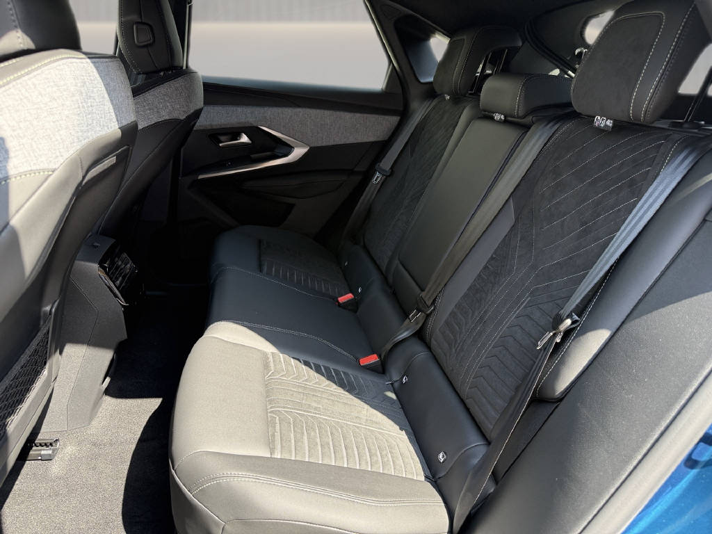 PEUGEOT 3008 Plug-in Hybrid 225 e-DCS7 GT Exclusive-image-6