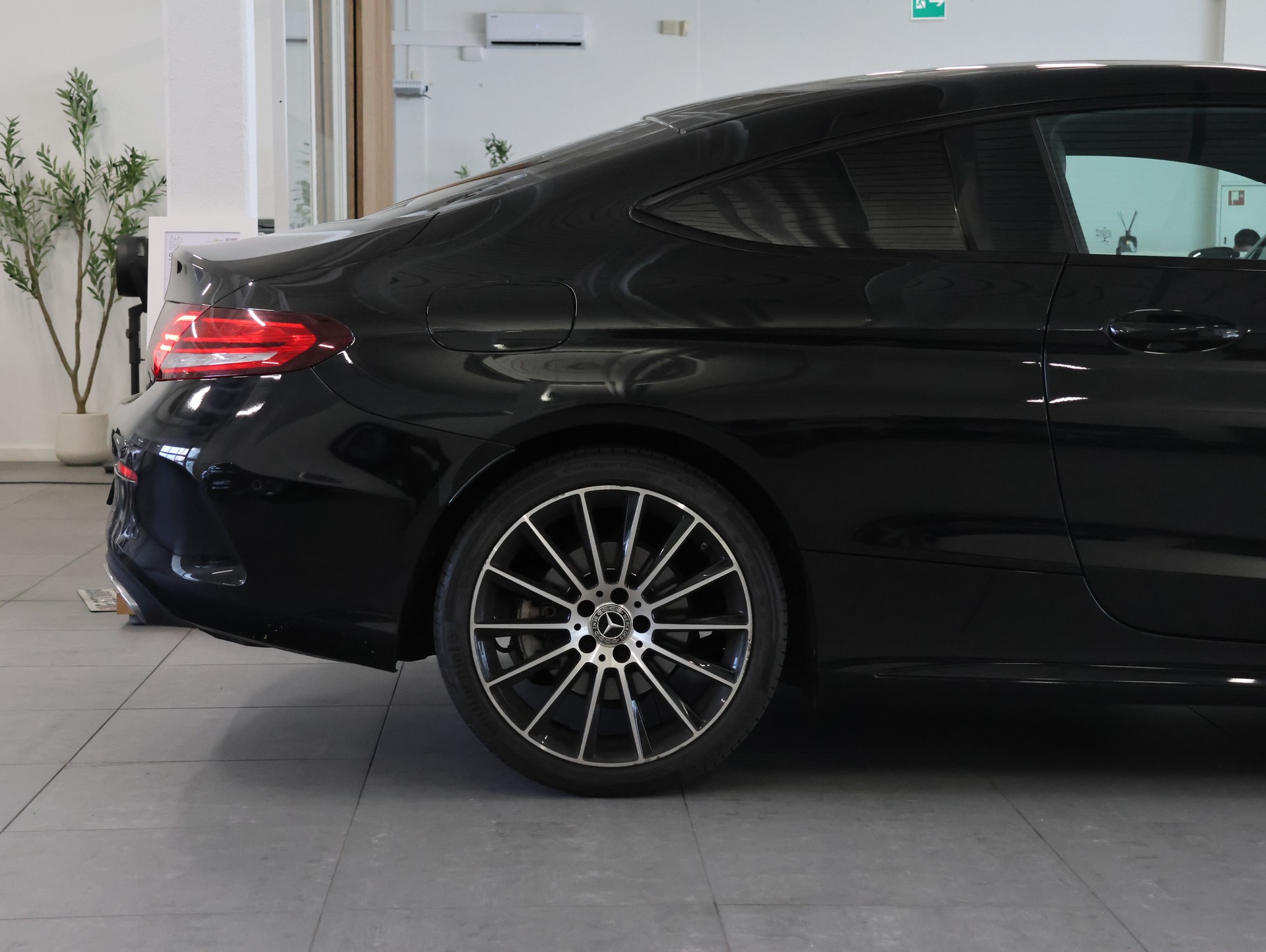 MERCEDES-BENZ Mercedes-Benz C300d *Burmester* *Sitzheizung* *Rückfahrkamera*-image-6