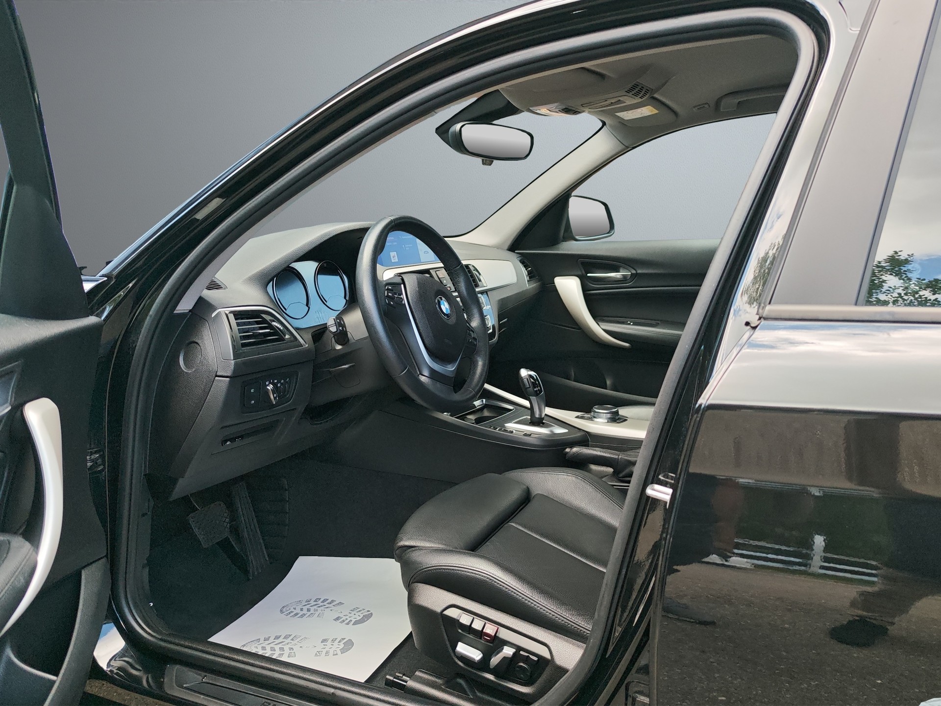 BMW 118i Edition Sport Line Steptronic-image-10