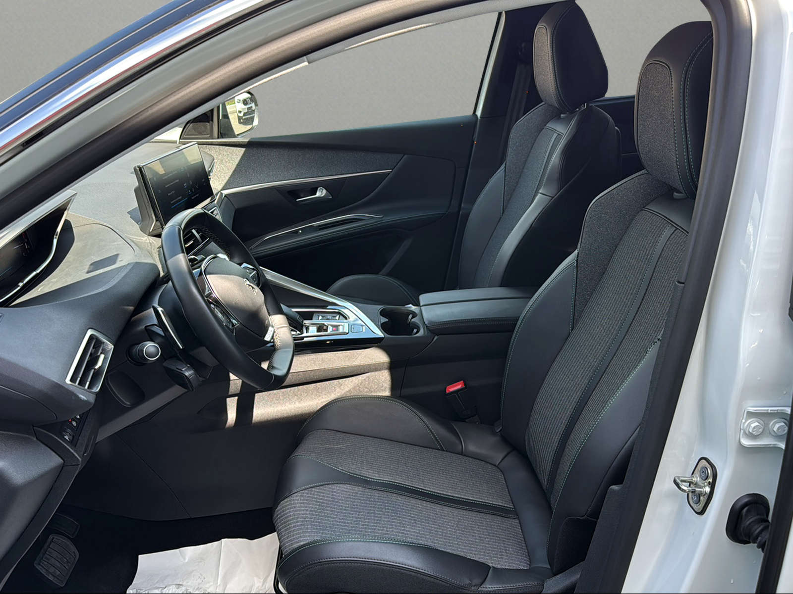 PEUGEOT 5008 1.5 BlueHDi Allure Pack EAT8-showroom-element-3