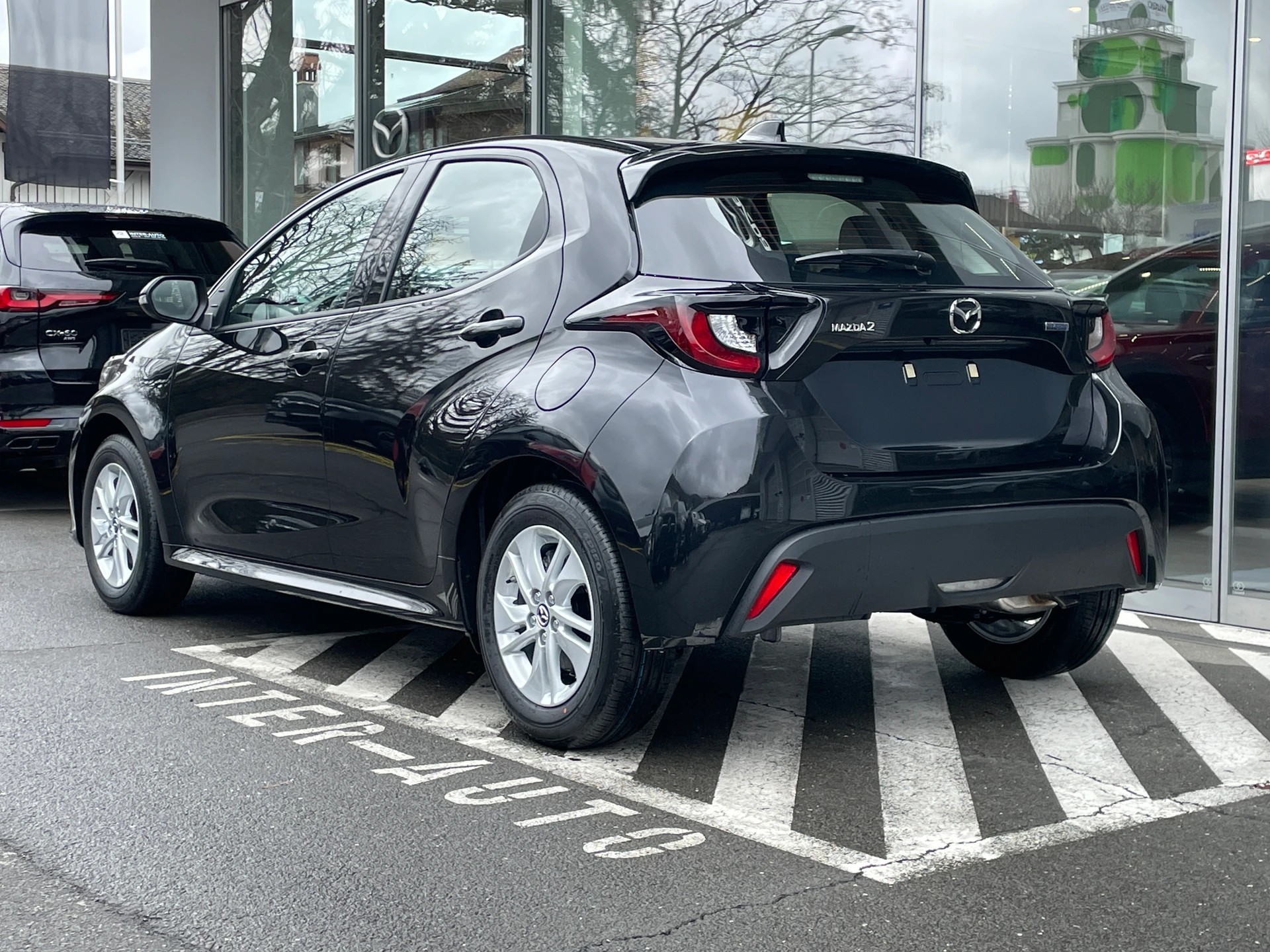 MAZDA 2 Hybrid Centre-line-showroom-element-2