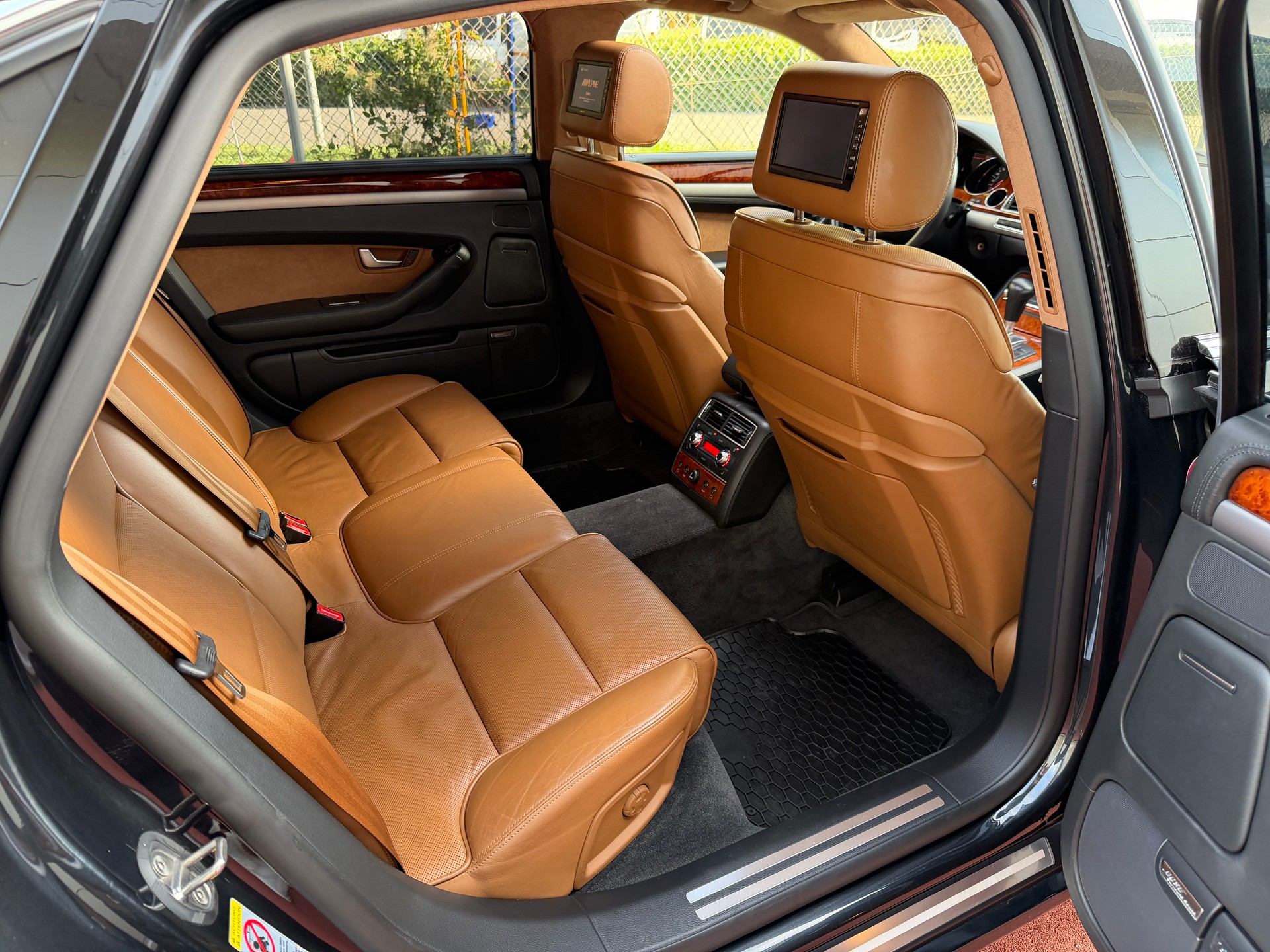 AUDI A8 L 6.0 quattro tiptronic-image-11