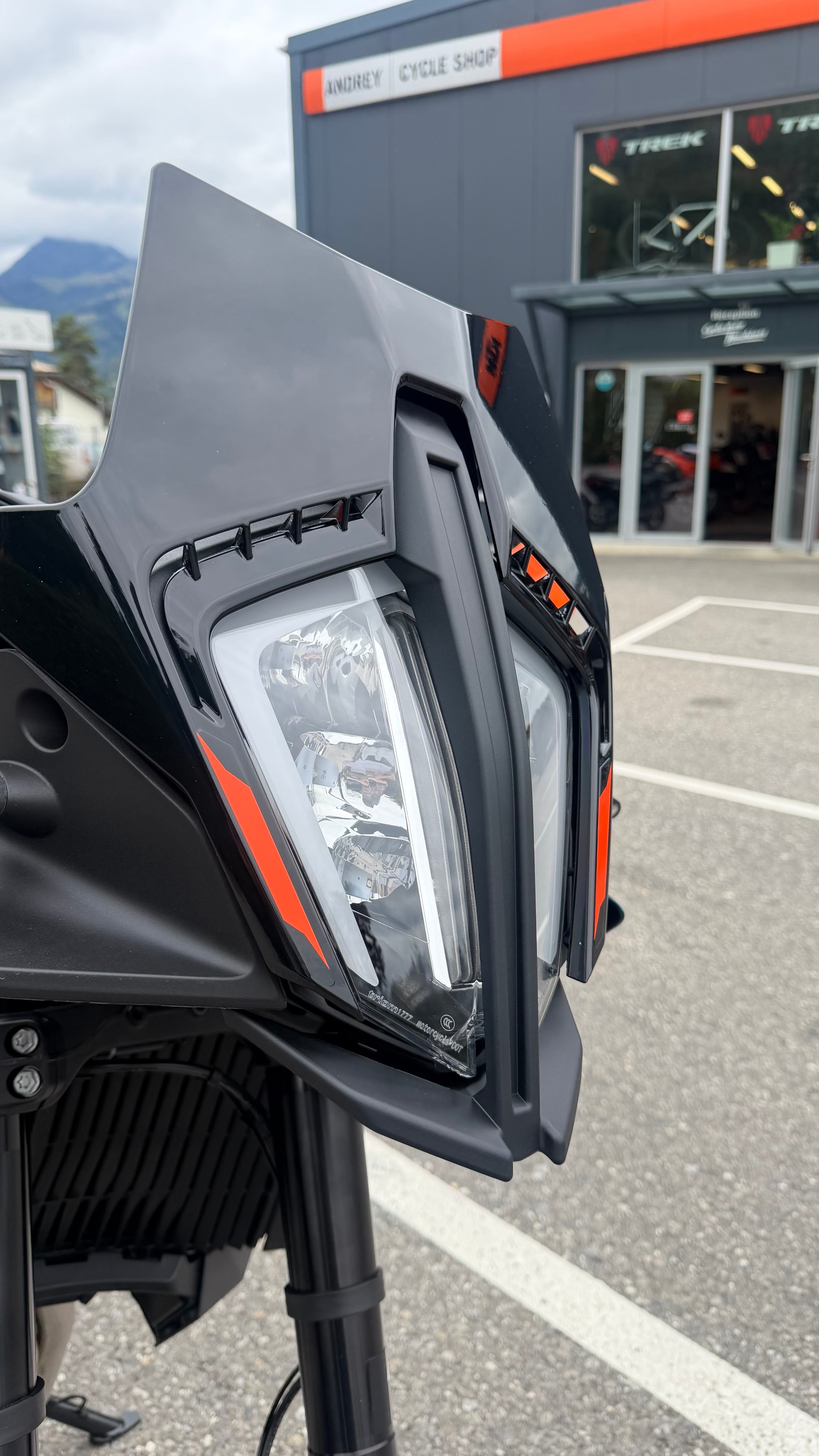 KTM 890 SMT-image-4