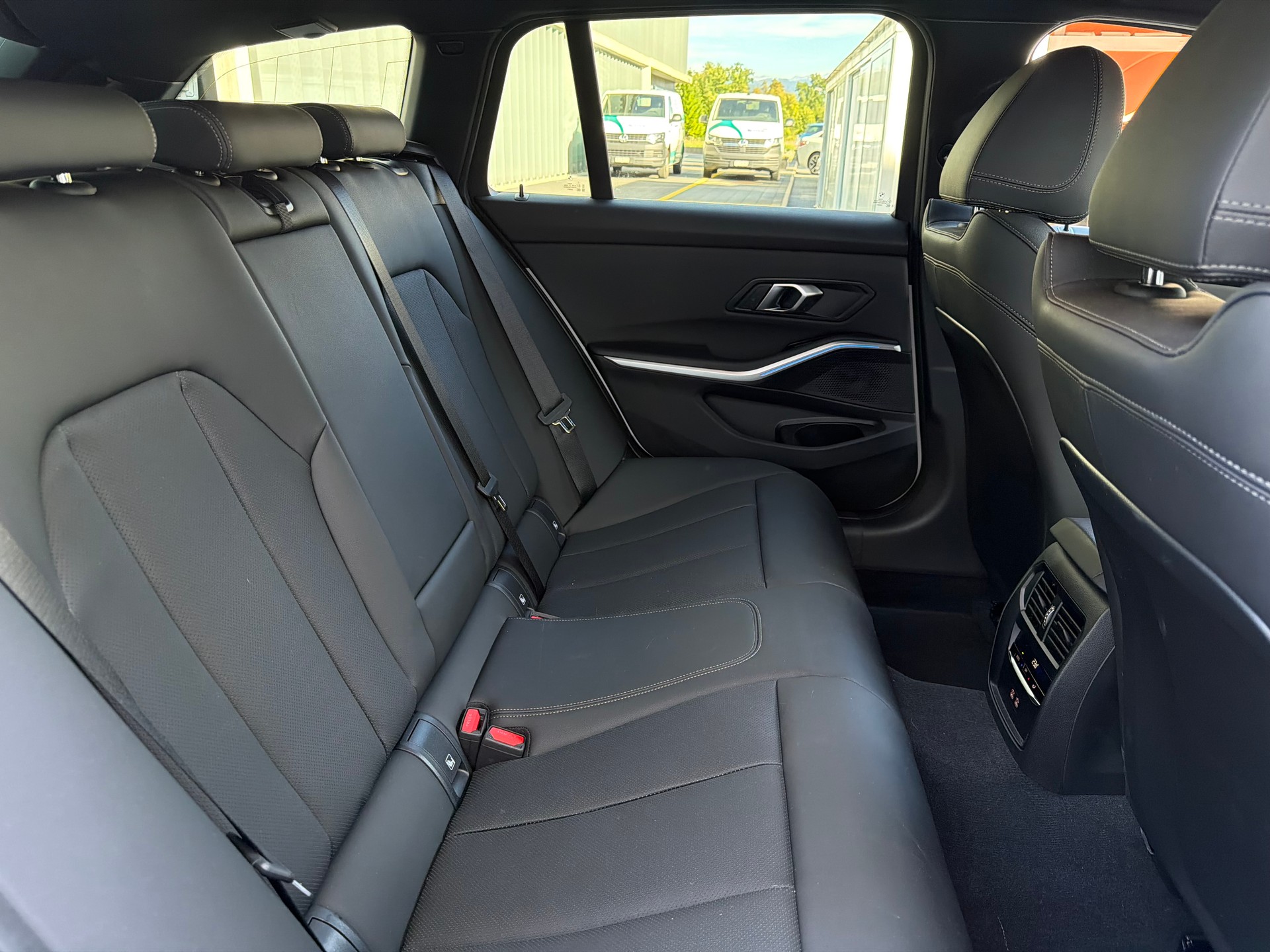 BMW 320d xDrive 48V Touring Steptronic M Sport-image-17