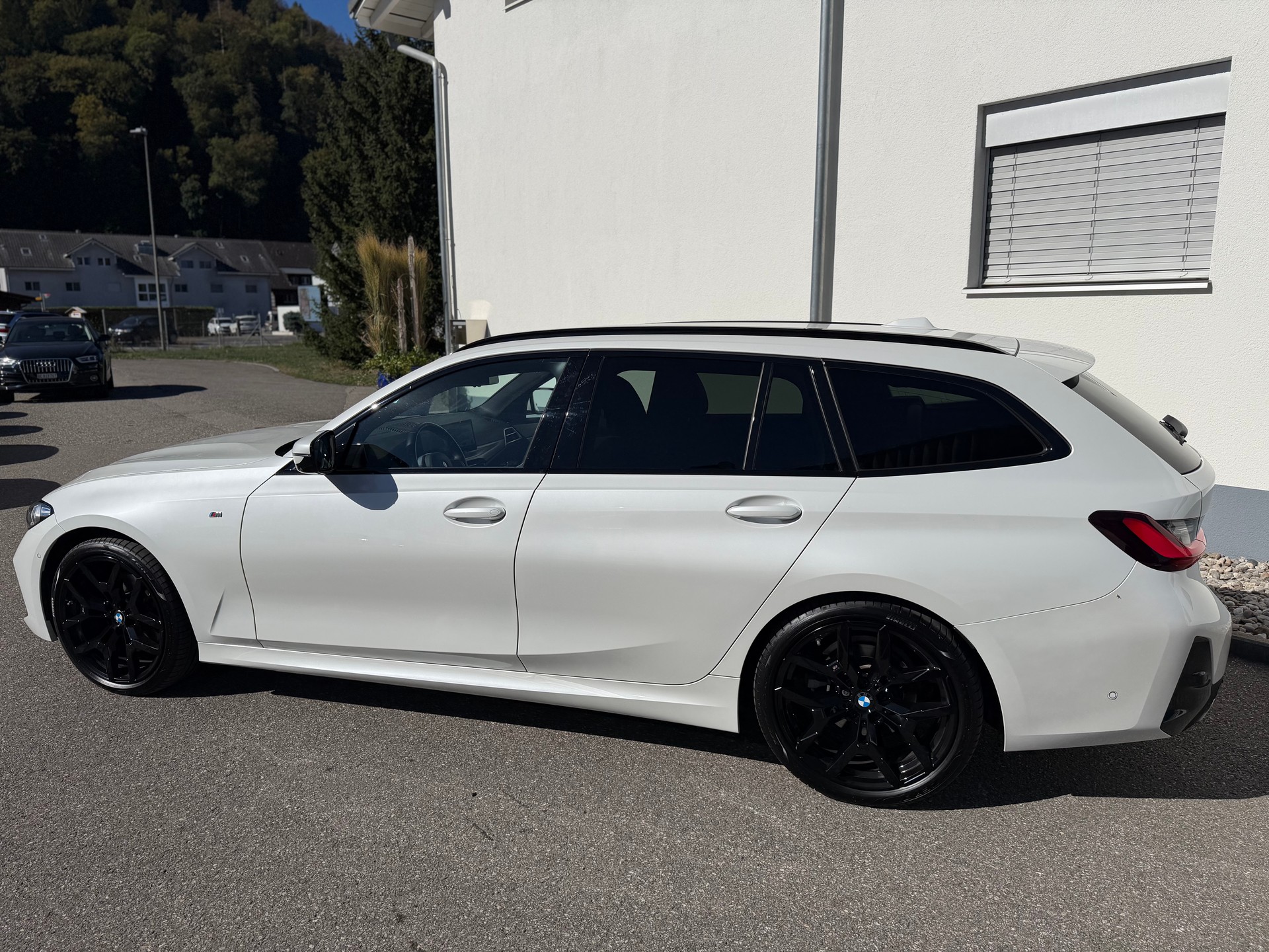 BMW 320d xDrive 48V Touring Steptronic M Sport-image-12