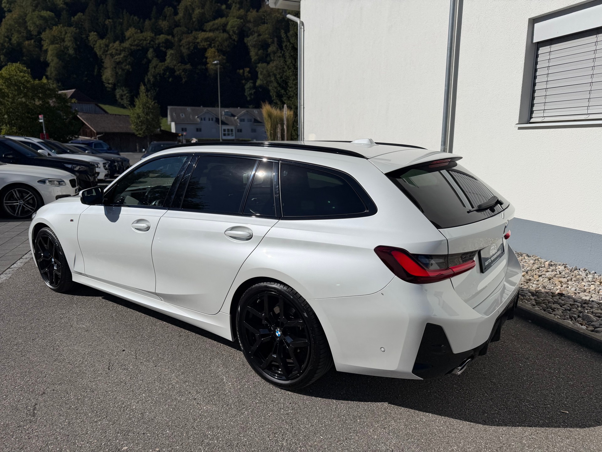BMW 320d xDrive 48V Touring Steptronic M Sport-image-13