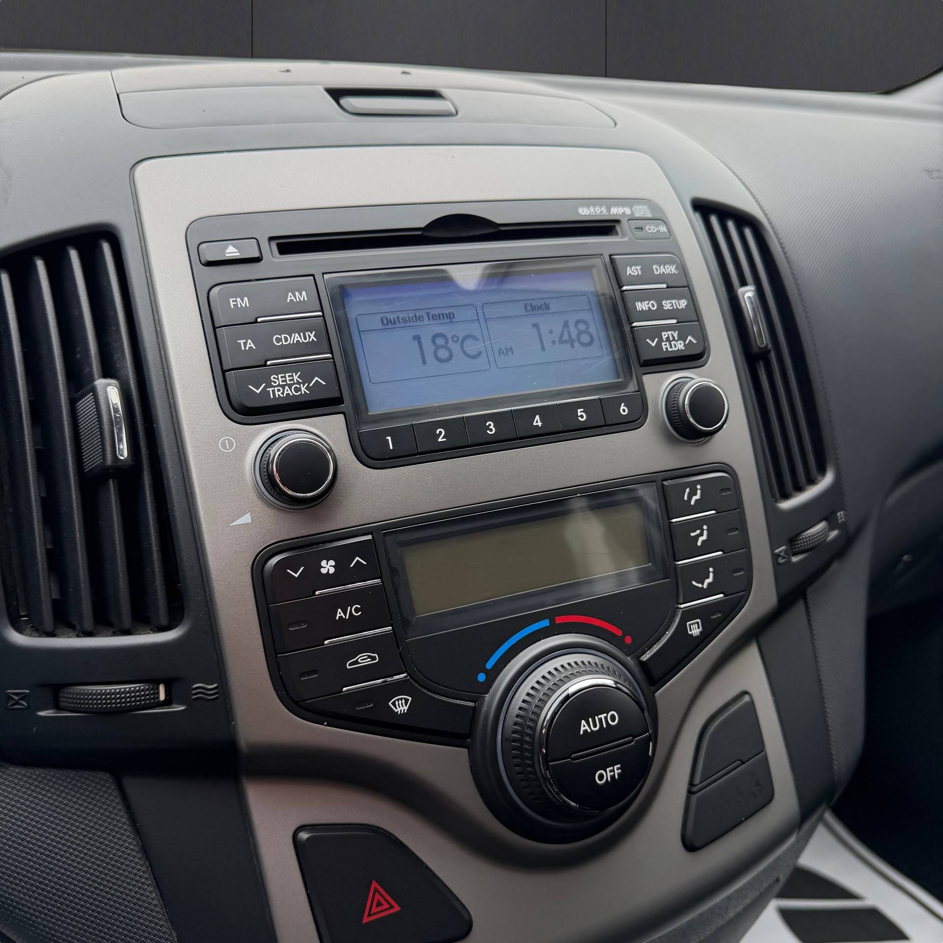 HYUNDAI i30 2.0 Premium-image-9