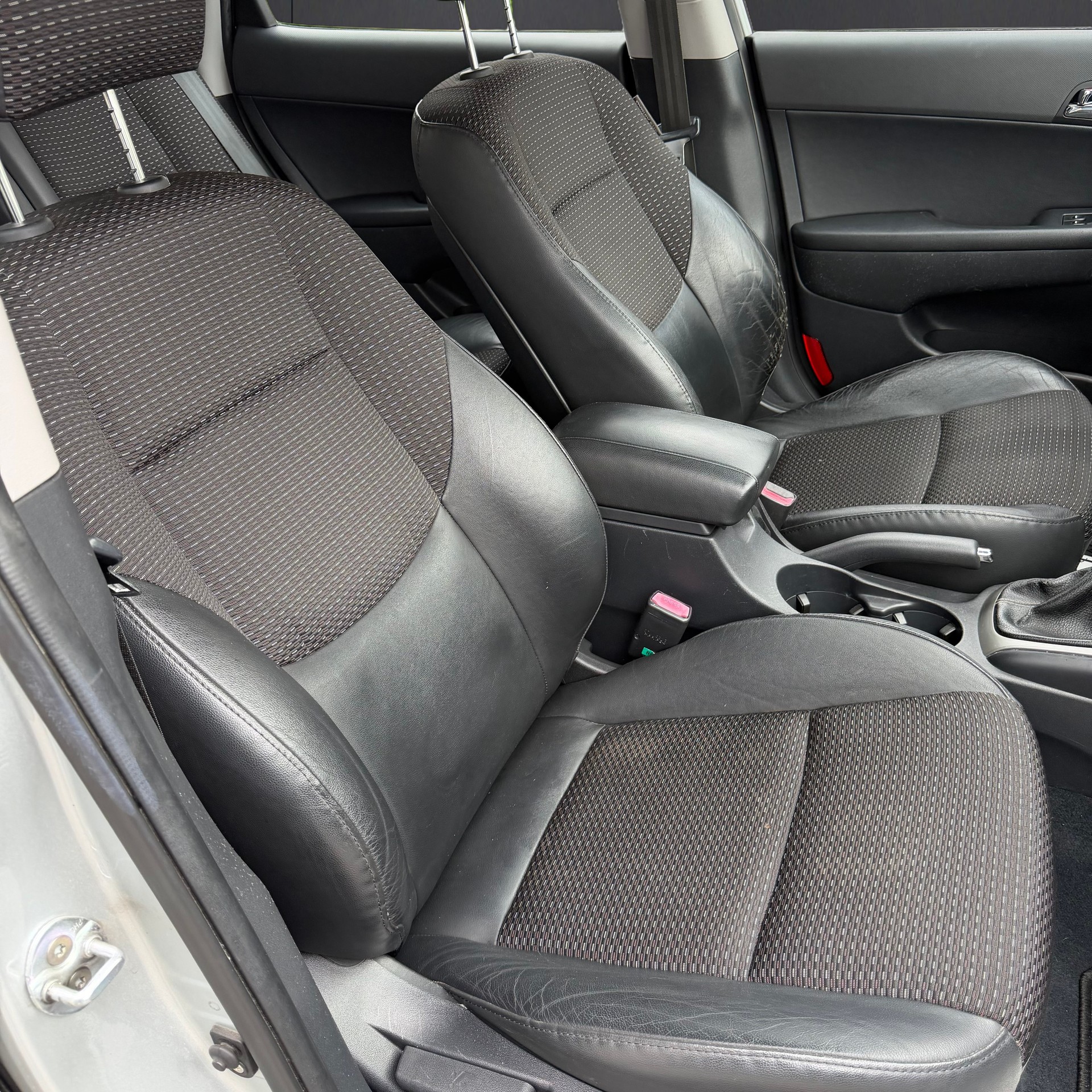 HYUNDAI i30 2.0 Premium-image-13
