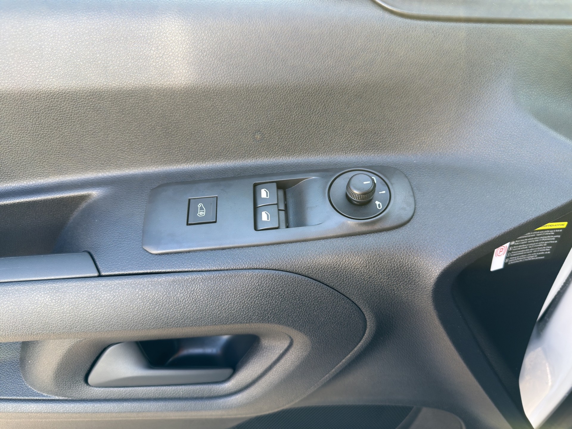 PEUGEOT e-Partner 50kWh Pro-image-8