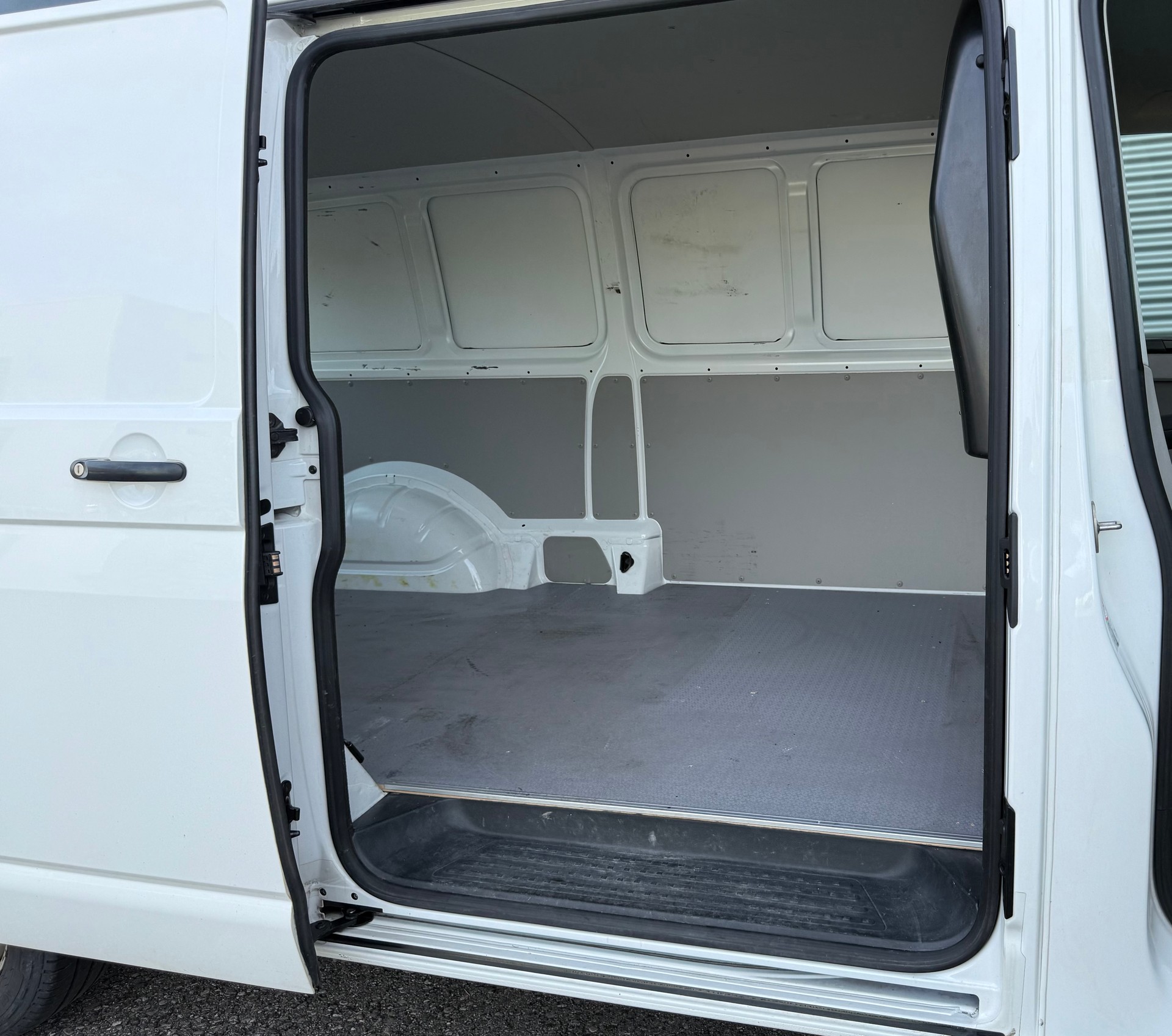 VW T6 2.0 TDI Tranporter-image-2