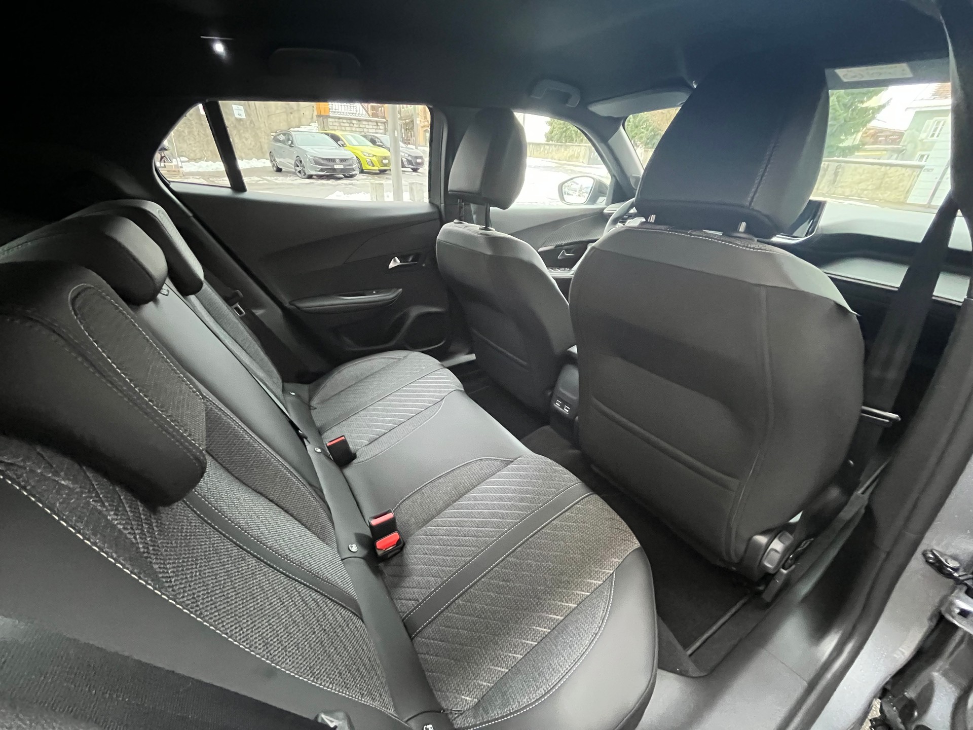 PEUGEOT 2008 1.2 Hybrid Allure Premium-image-7