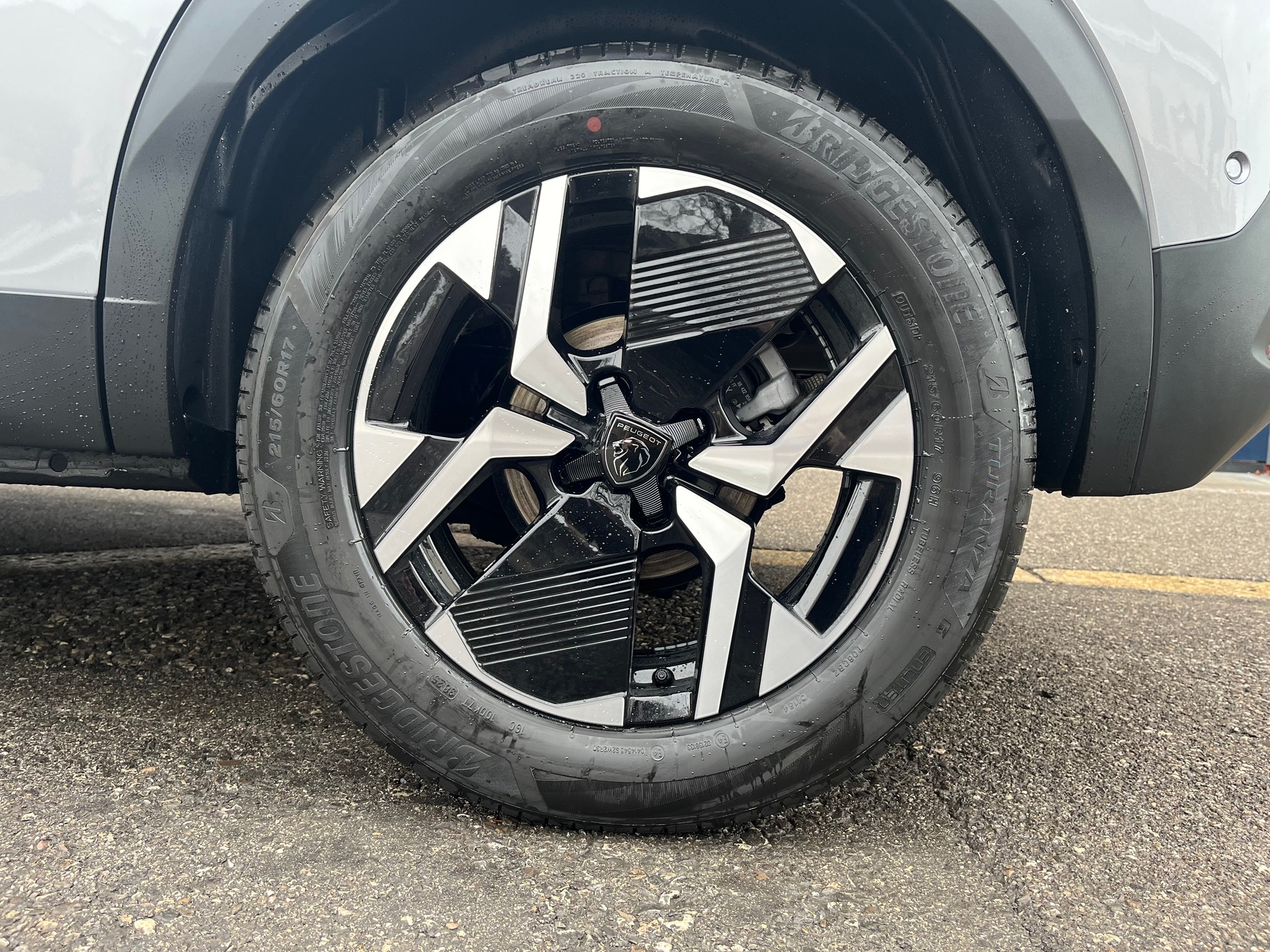 PEUGEOT 2008 1.2 Hybrid Allure Premium-image-10