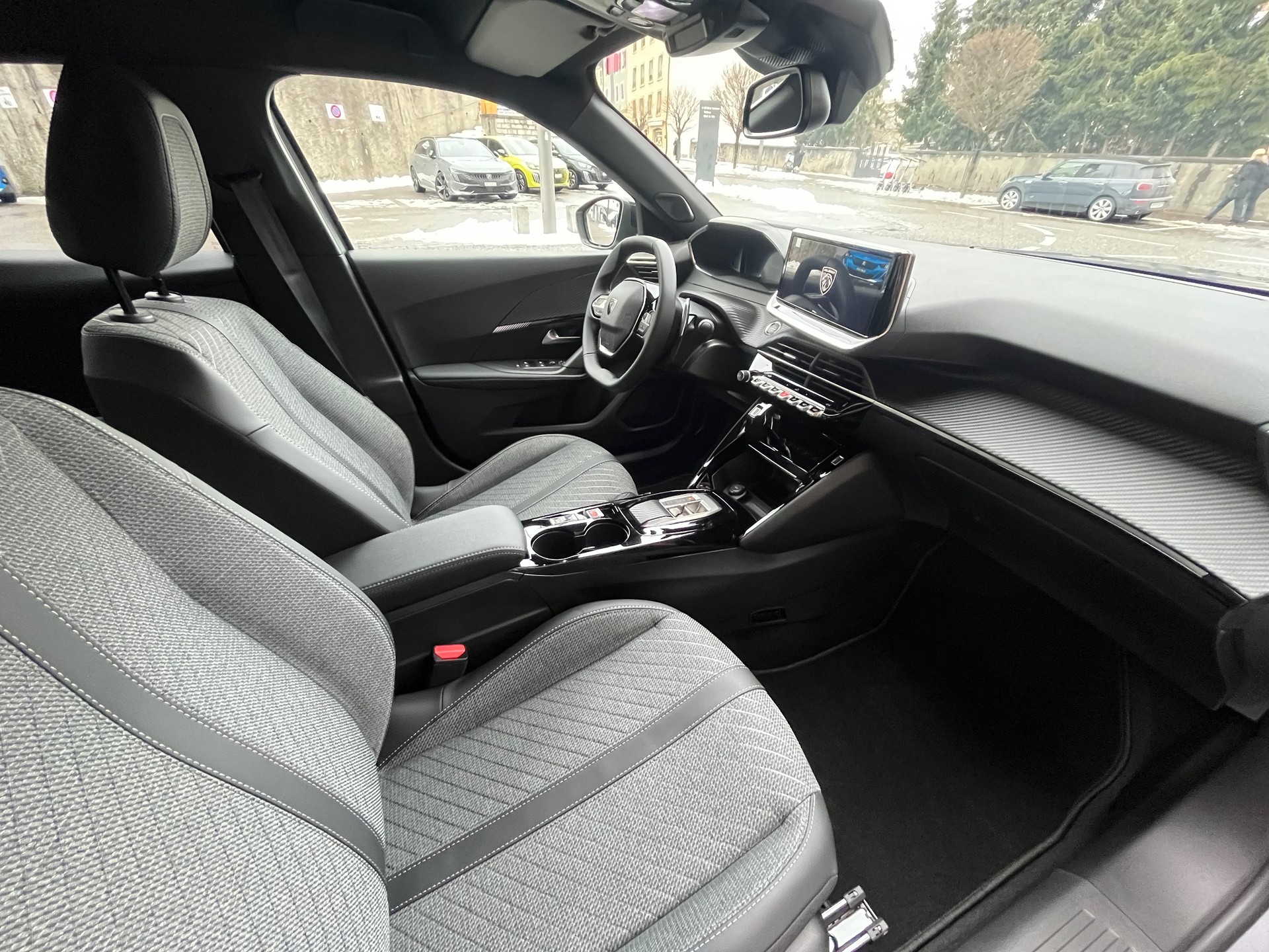 PEUGEOT 2008 1.2 Hybrid Allure Premium-image-9