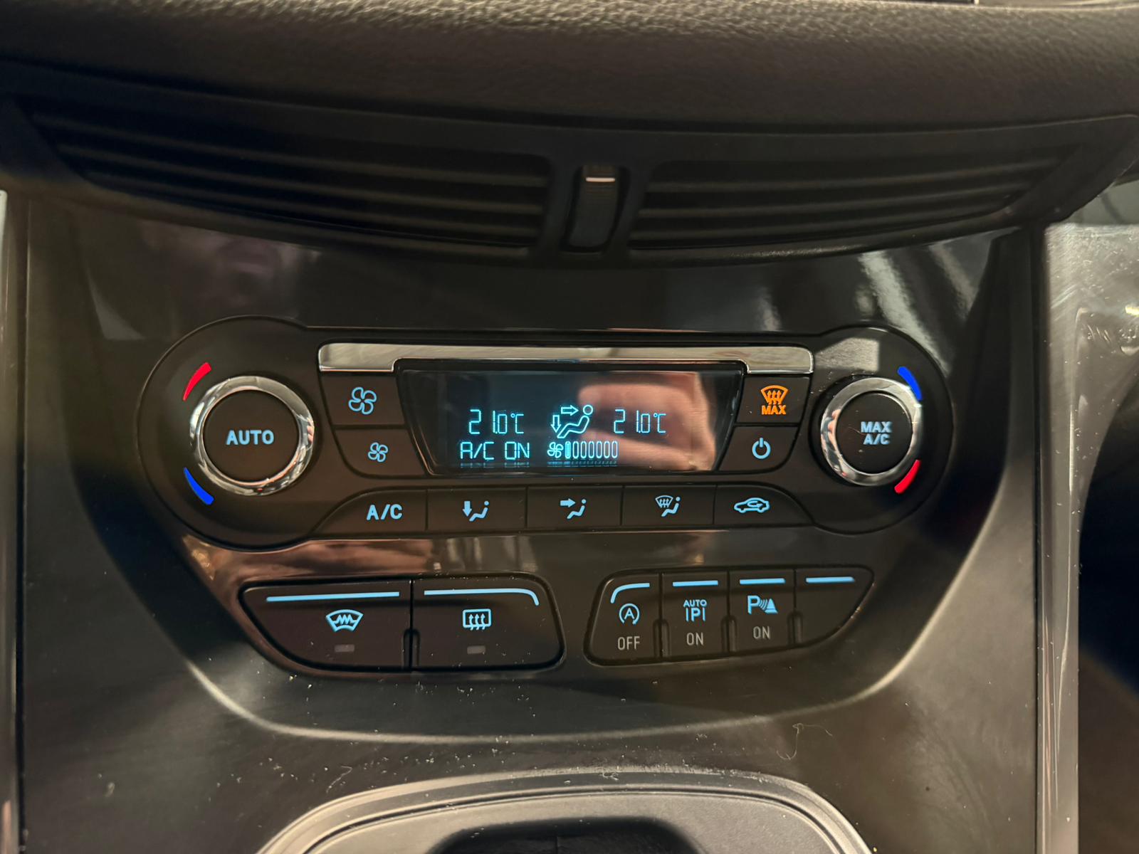 FORD Kuga 2.0 TDCi Titanium S 4WD PowerShift-image-22