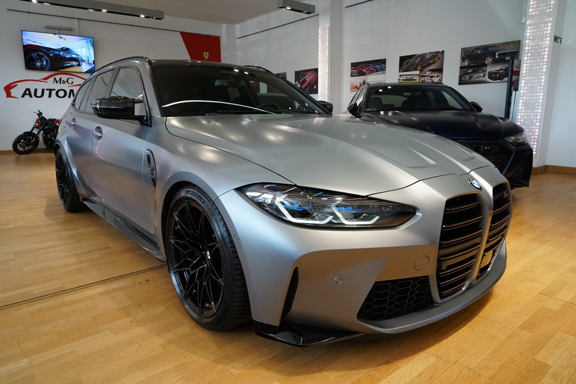BMW M3 Touring xDrive Competition M Frozen Pure Grey-showroom-element-2