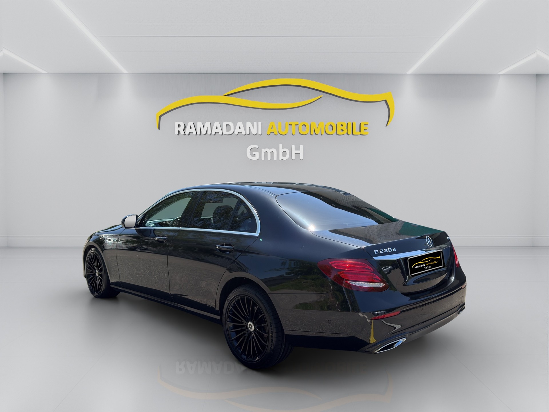 MERCEDES-BENZ E 220 d 4Matic 9G-Tronic-showroom-element-3