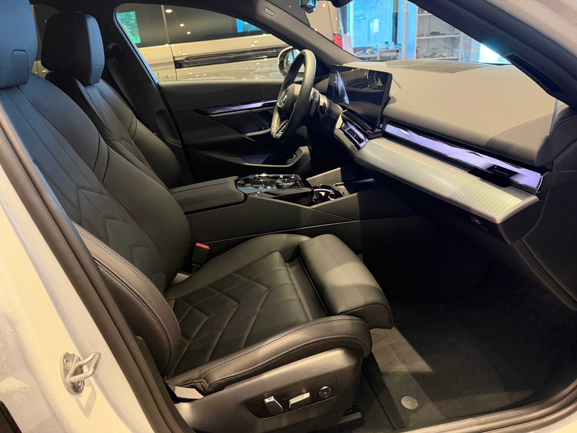 BMW 520d xDrive Touring-image-11