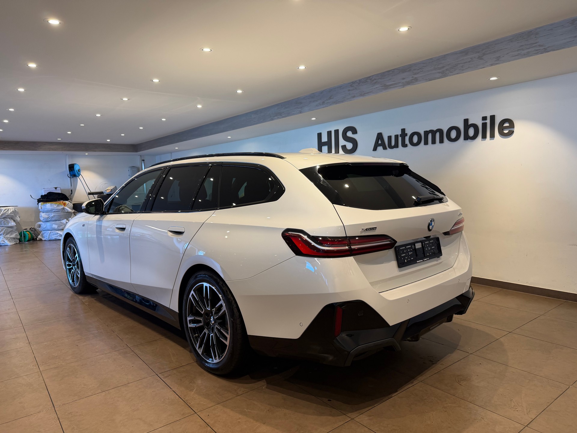 BMW 520d xDrive Touring-image-4