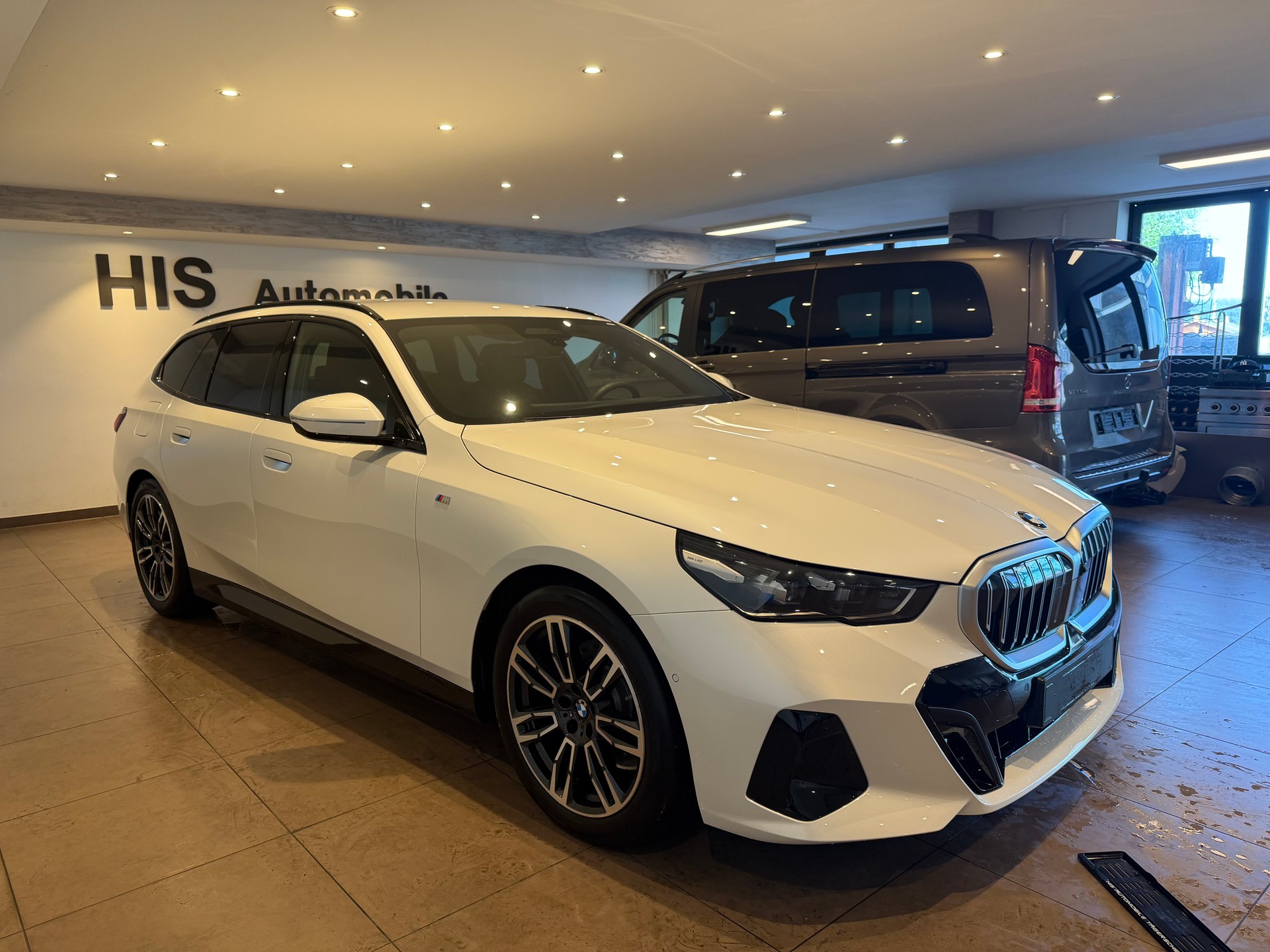 BMW 520d xDrive Touring-showroom-element-3