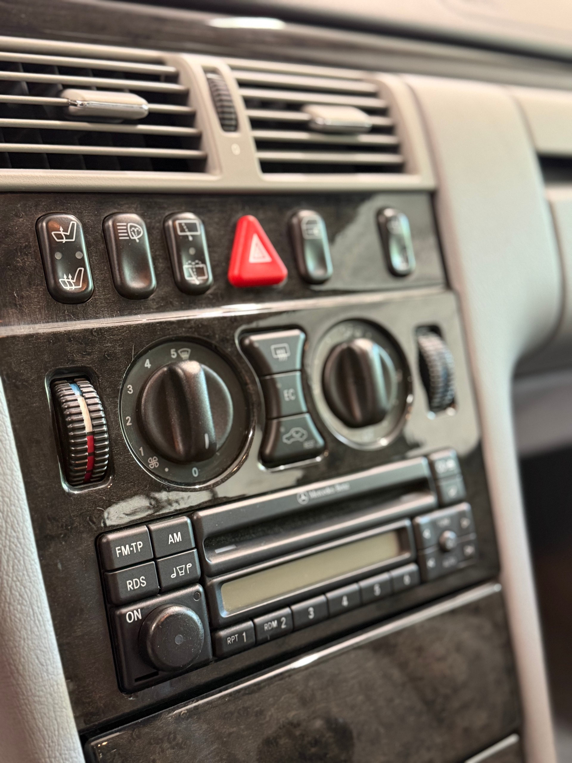 MERCEDES-BENZ E 230 Avantgarde-image-23