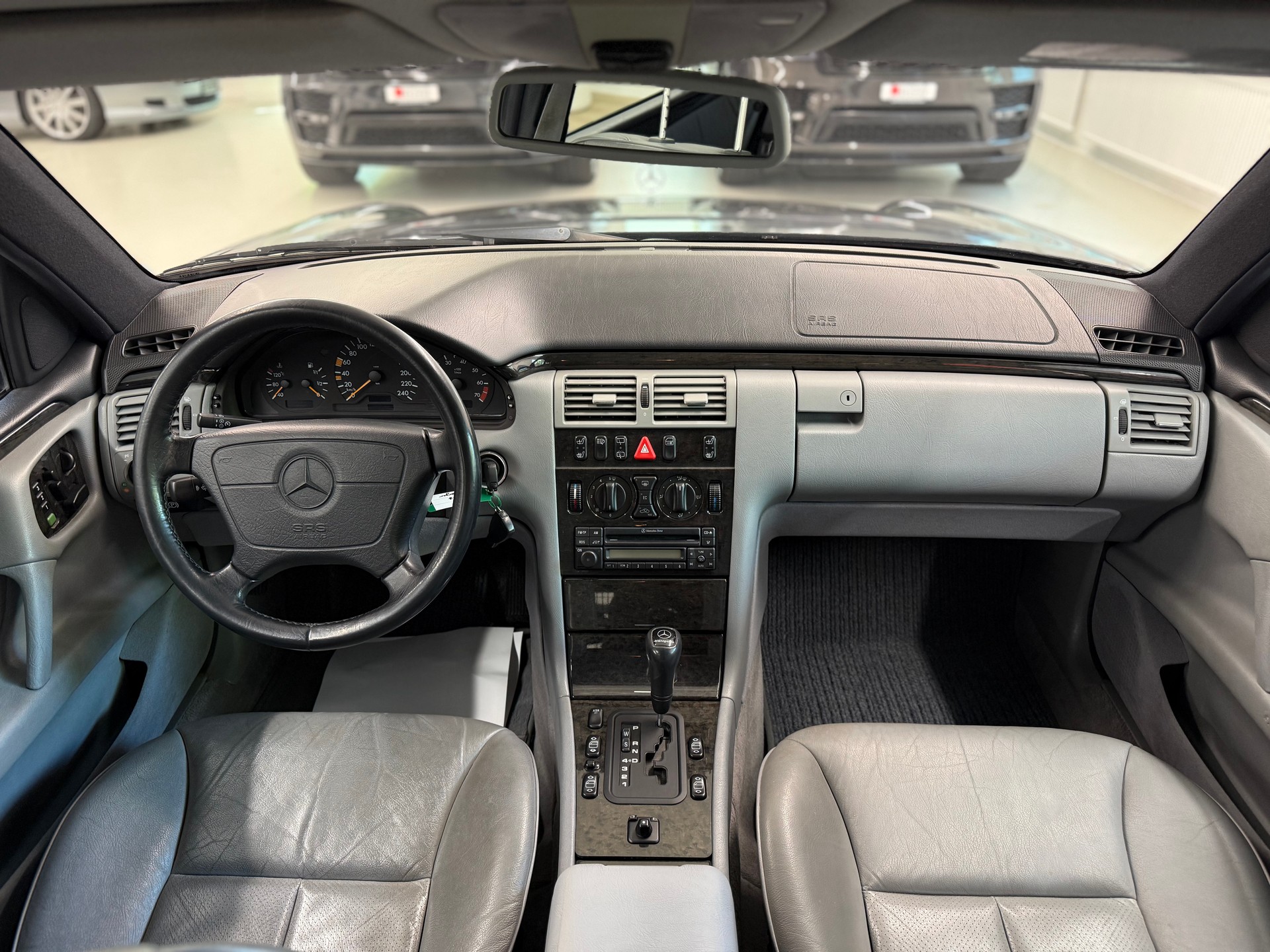 MERCEDES-BENZ E 230 Avantgarde-image-12
