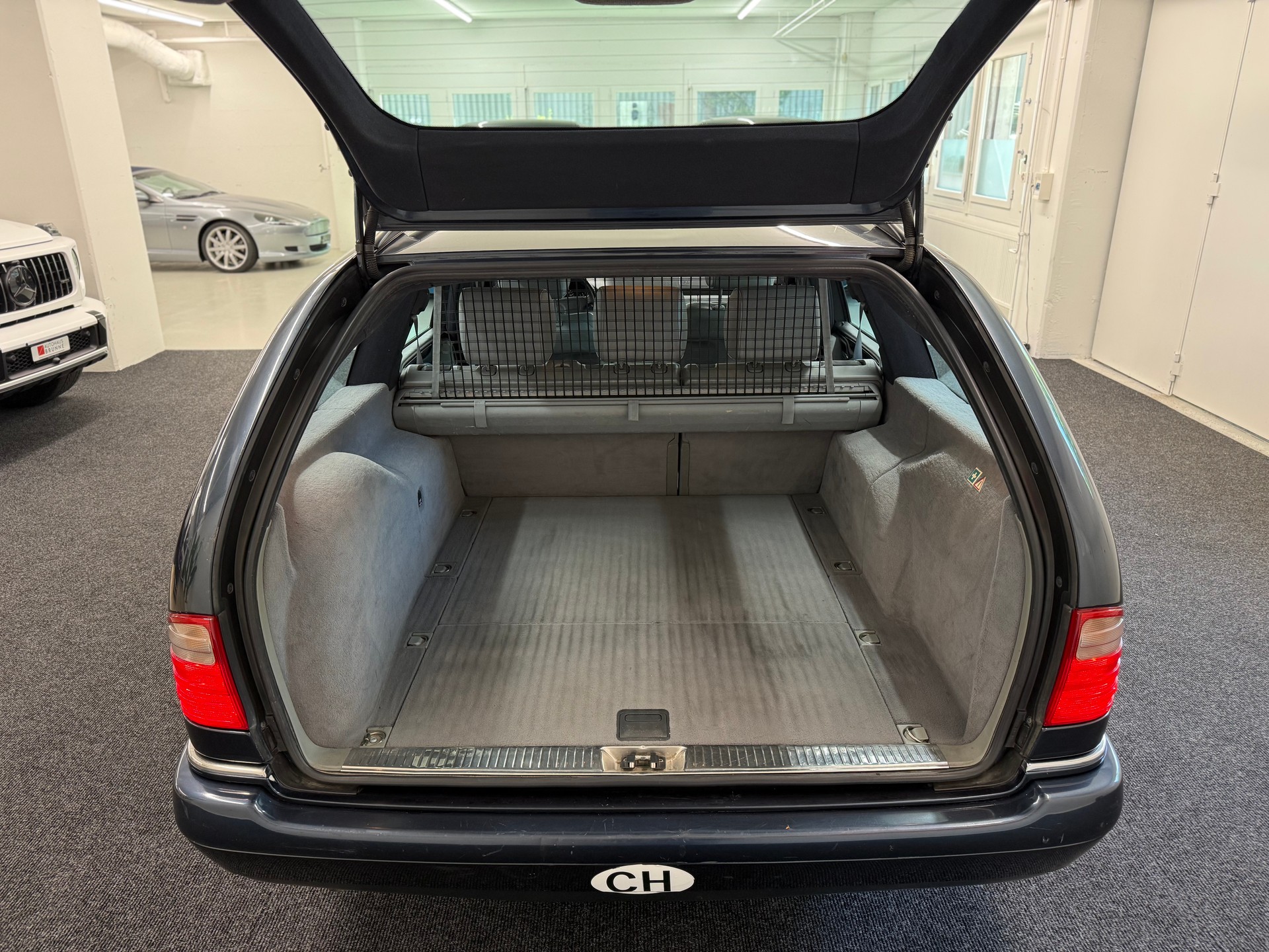 MERCEDES-BENZ E 230 Avantgarde-image-6