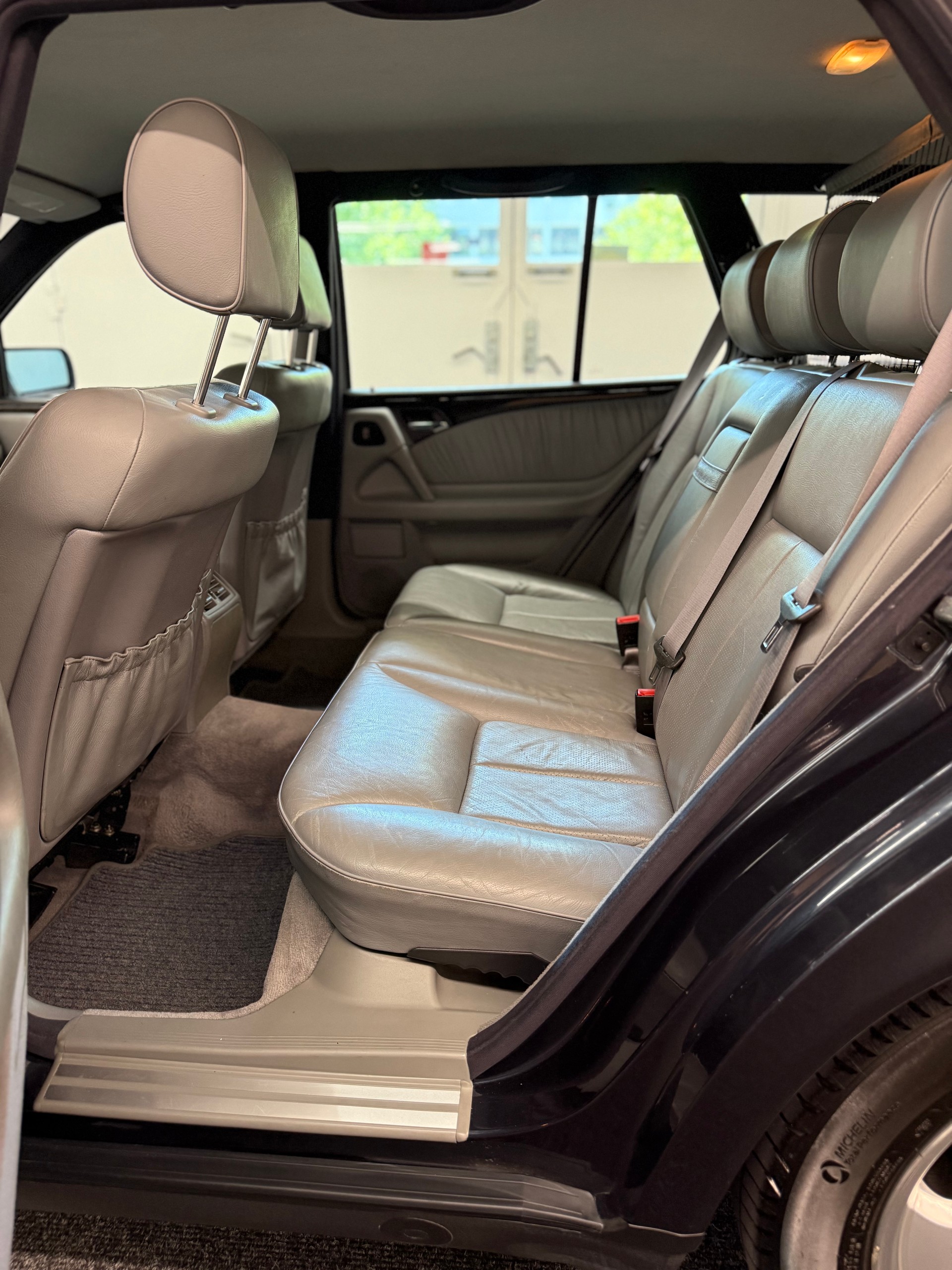 MERCEDES-BENZ E 230 Avantgarde-image-18
