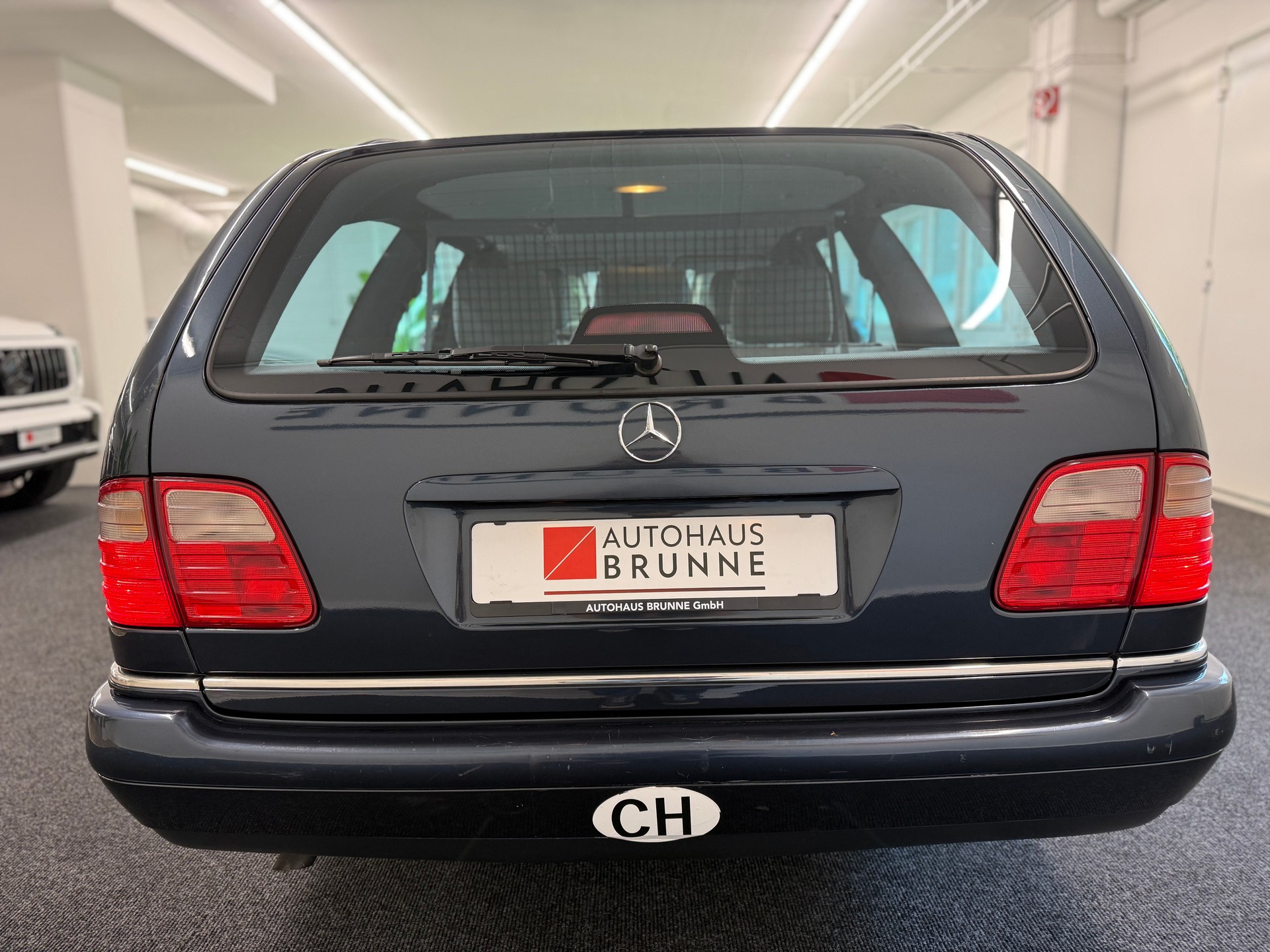 MERCEDES-BENZ E 230 Avantgarde-image-4
