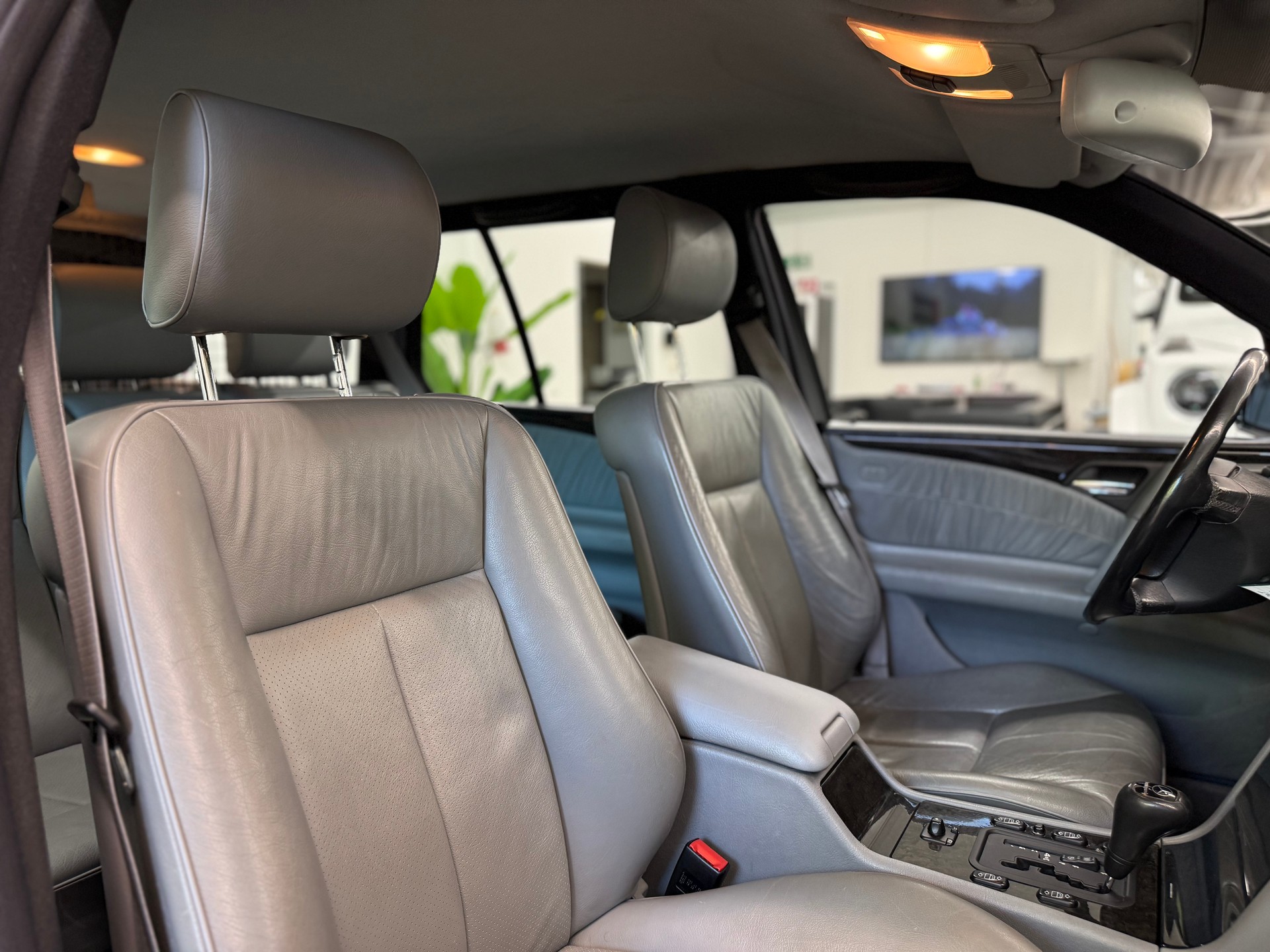 MERCEDES-BENZ E 230 Avantgarde-image-21