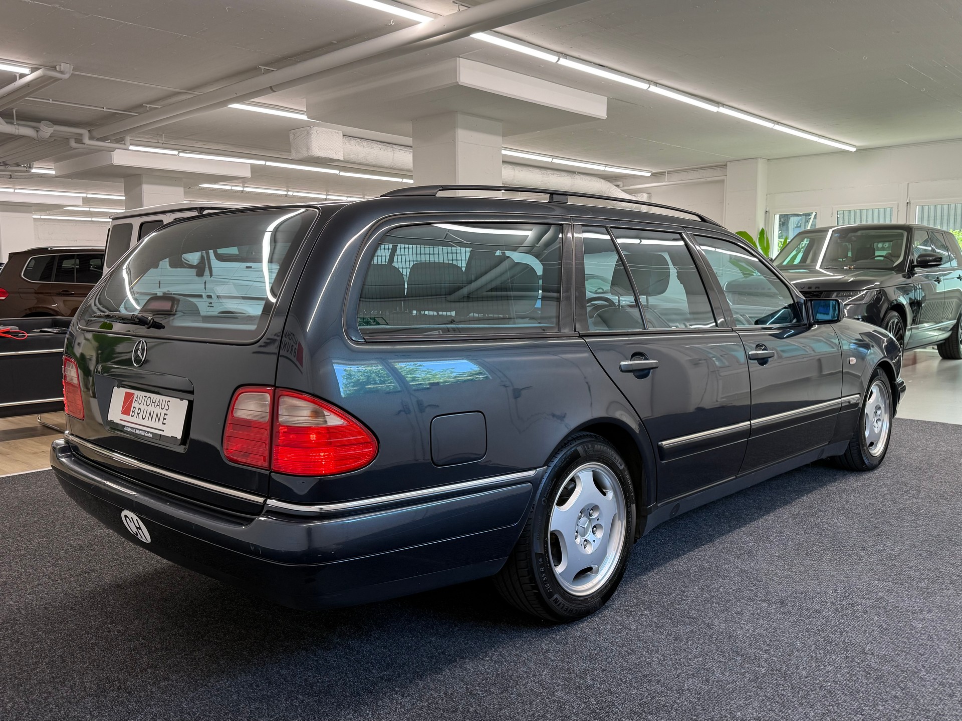 MERCEDES-BENZ E 230 Avantgarde-showroom-element-3