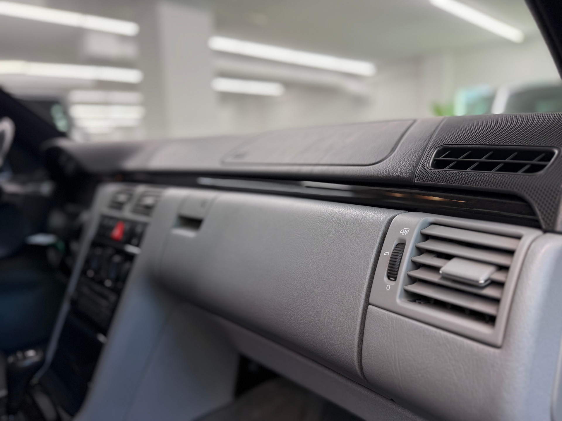MERCEDES-BENZ E 230 Avantgarde-image-25
