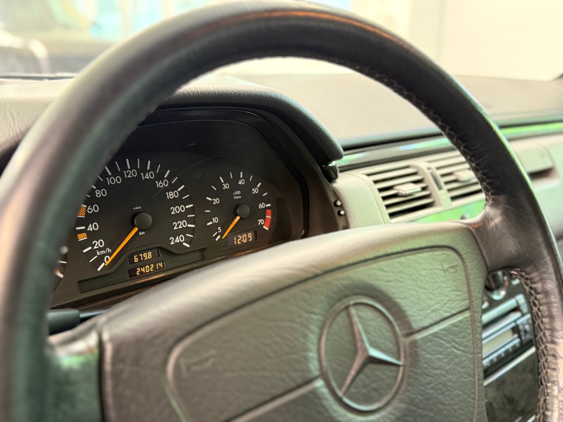 MERCEDES-BENZ E 230 Avantgarde-image-24