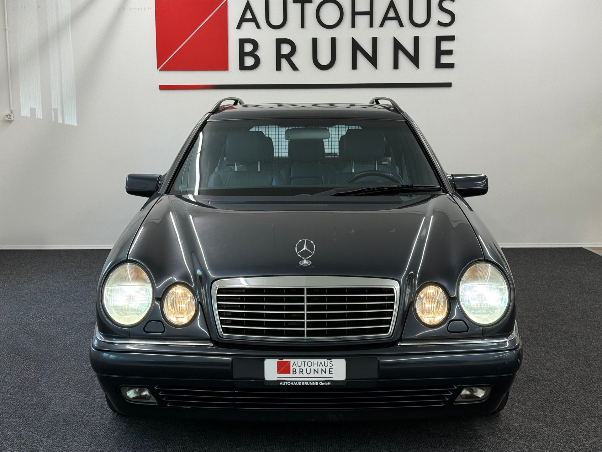 MERCEDES-BENZ E 230 Avantgarde-showroom-element-1
