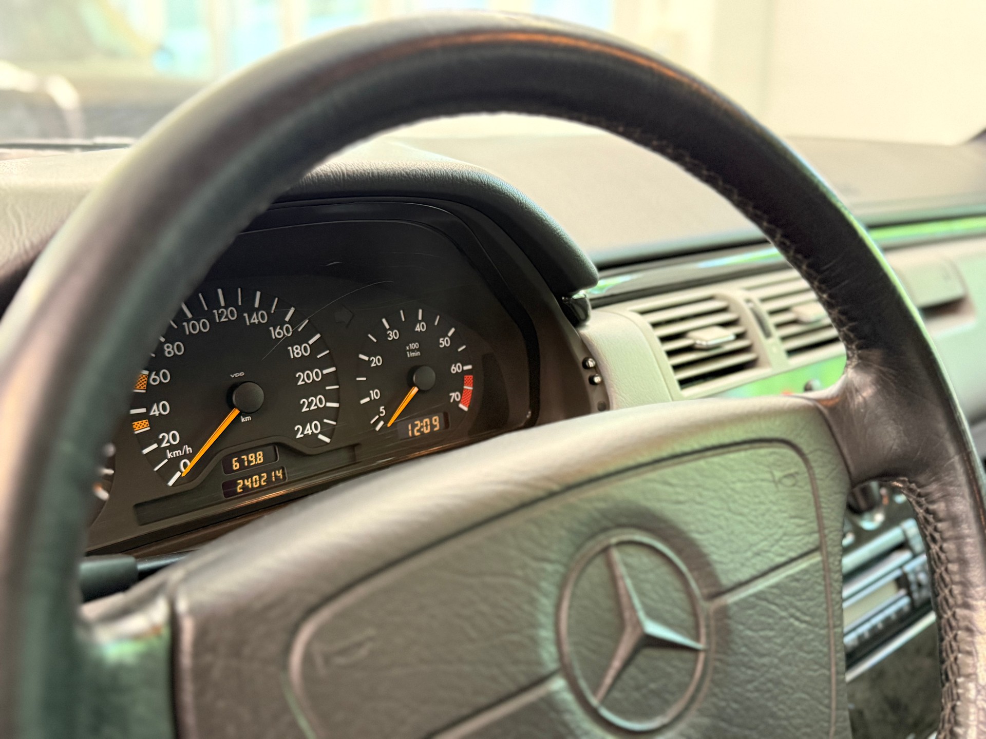 MERCEDES-BENZ E 230 Avantgarde-image-15