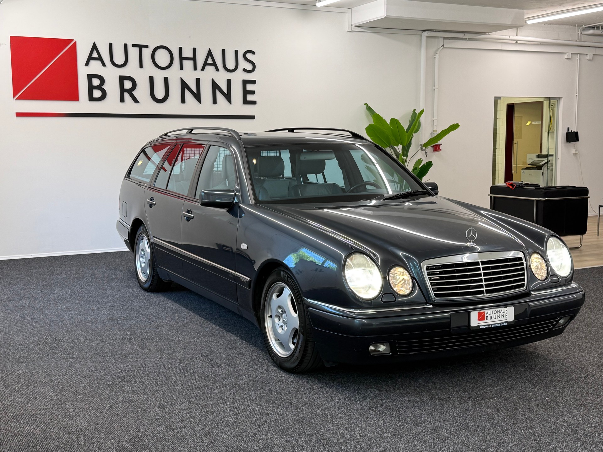 MERCEDES-BENZ E 230 Avantgarde-showroom-element-2