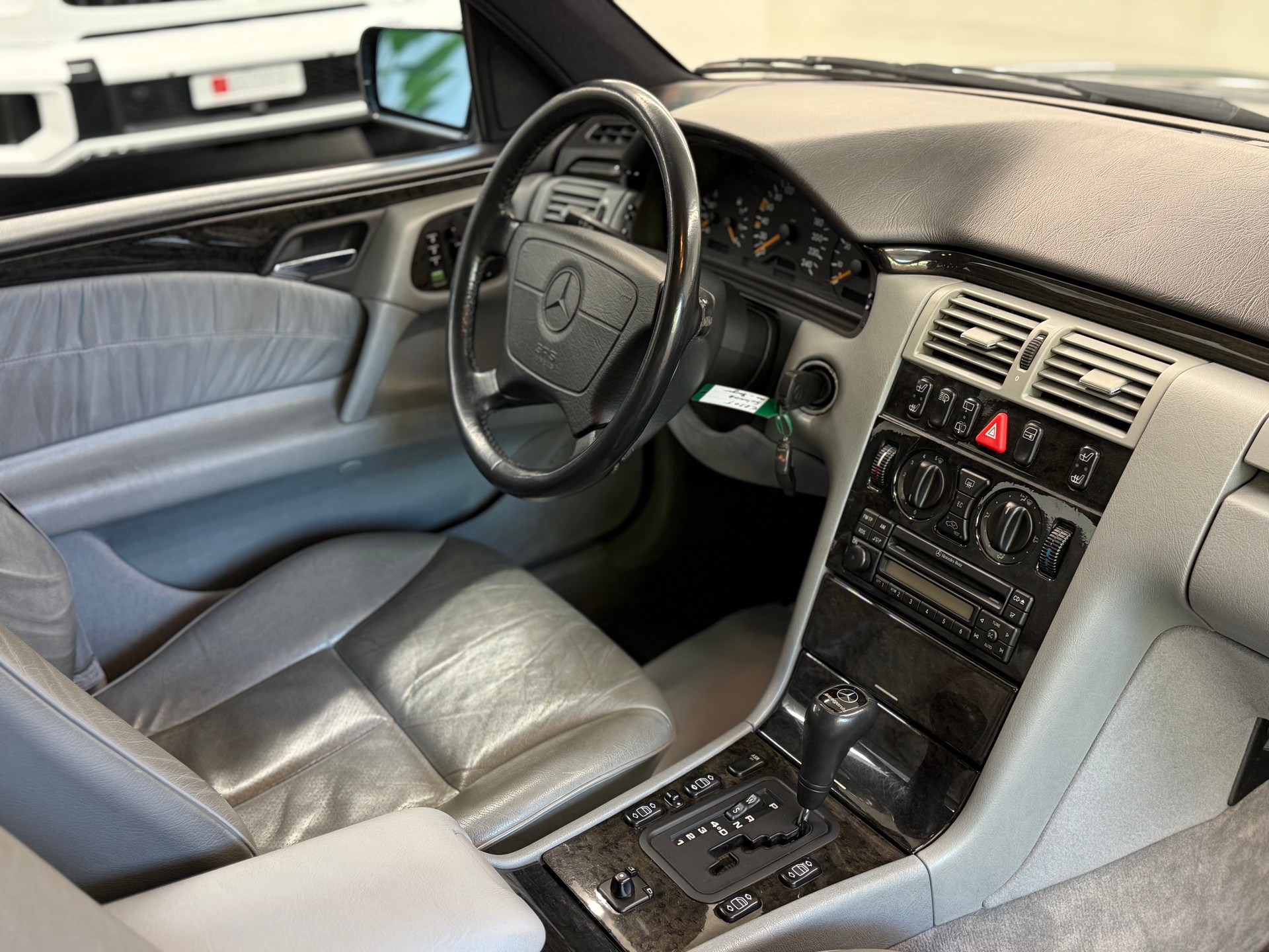 MERCEDES-BENZ E 230 Avantgarde-image-13